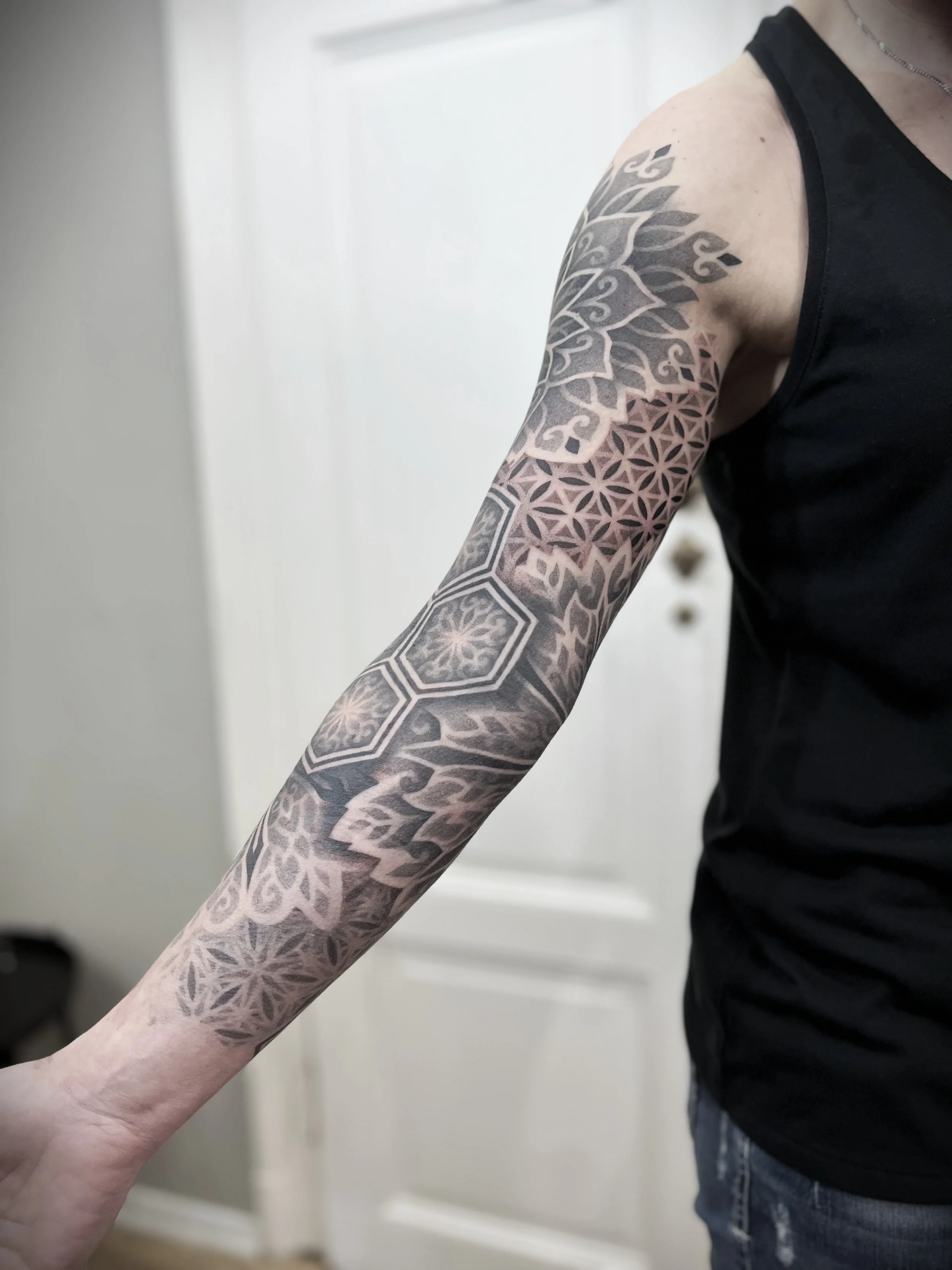 geometrie-tetovani-praha-rukav-dotwork.webp