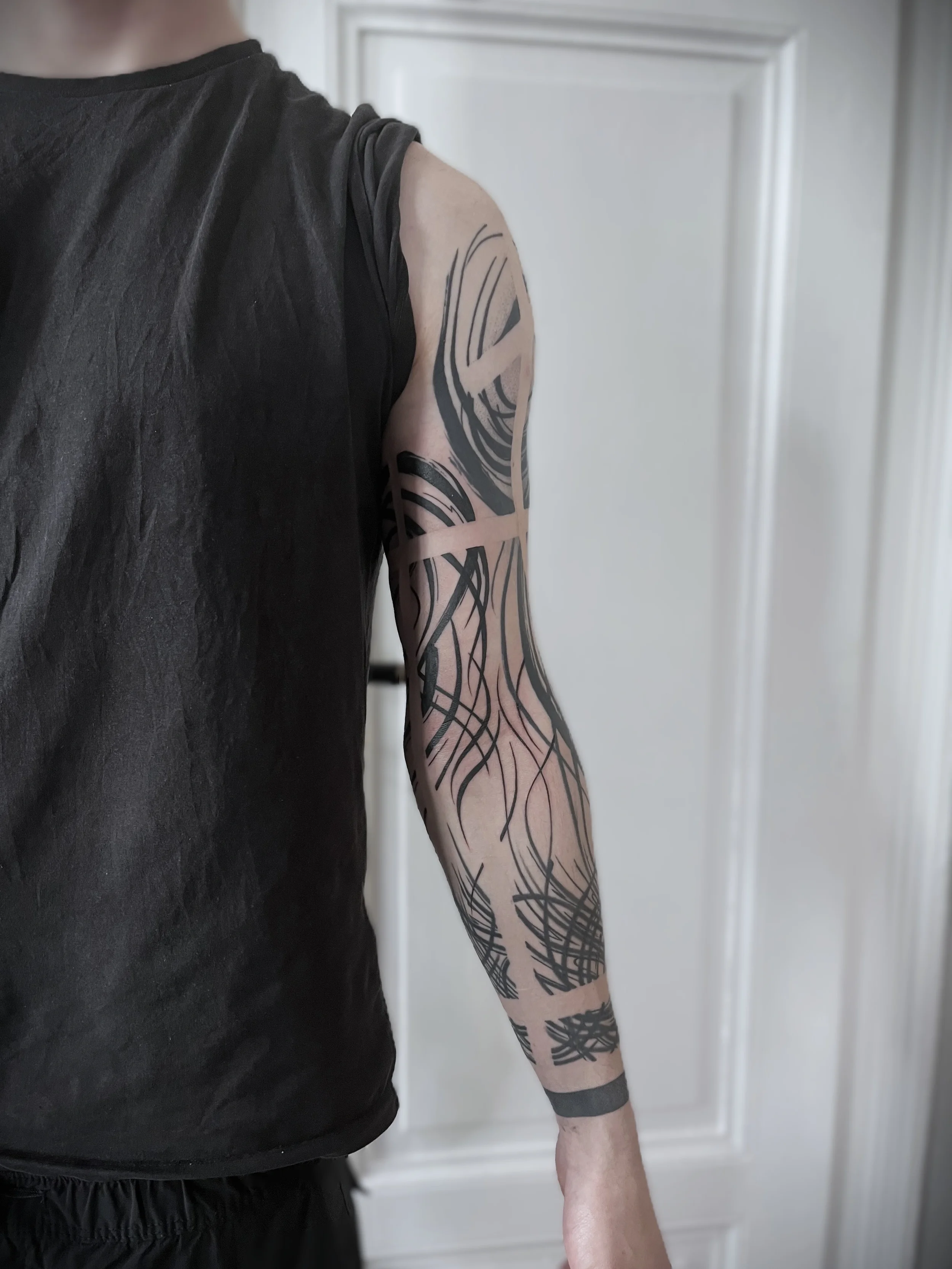abstraktni-tetovani-paze-tah-stetcem.webp