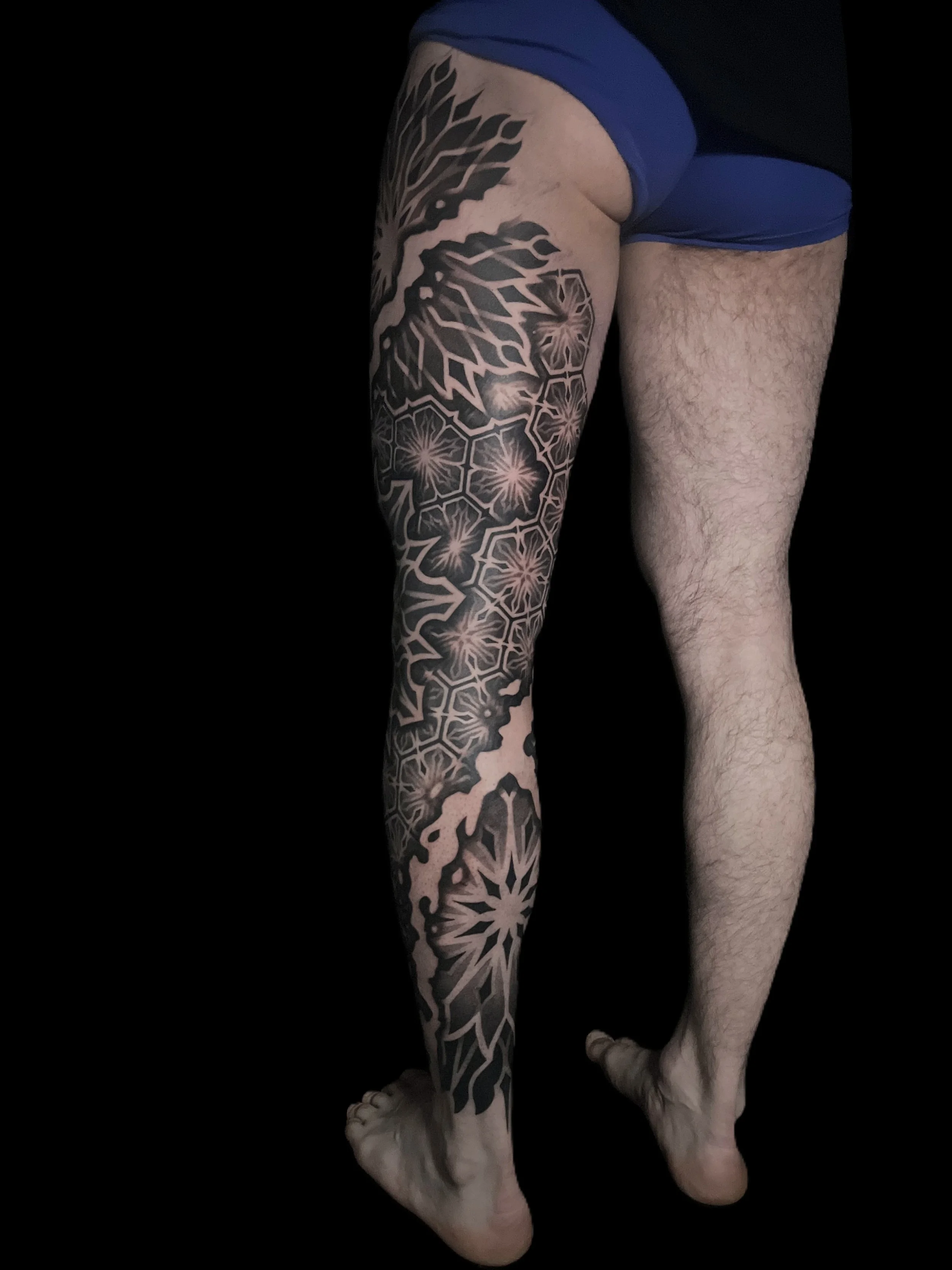 muz-tetovani-geometrie-noha-mandala.webp