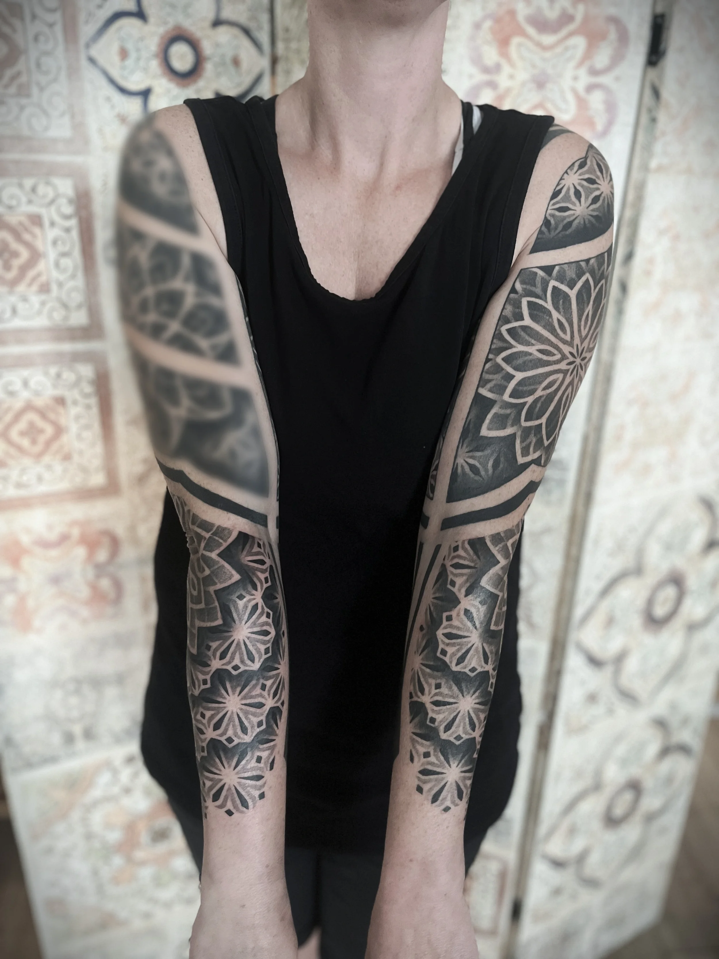 geometricke-tetovani-predlokti-cernobile-praha.webp