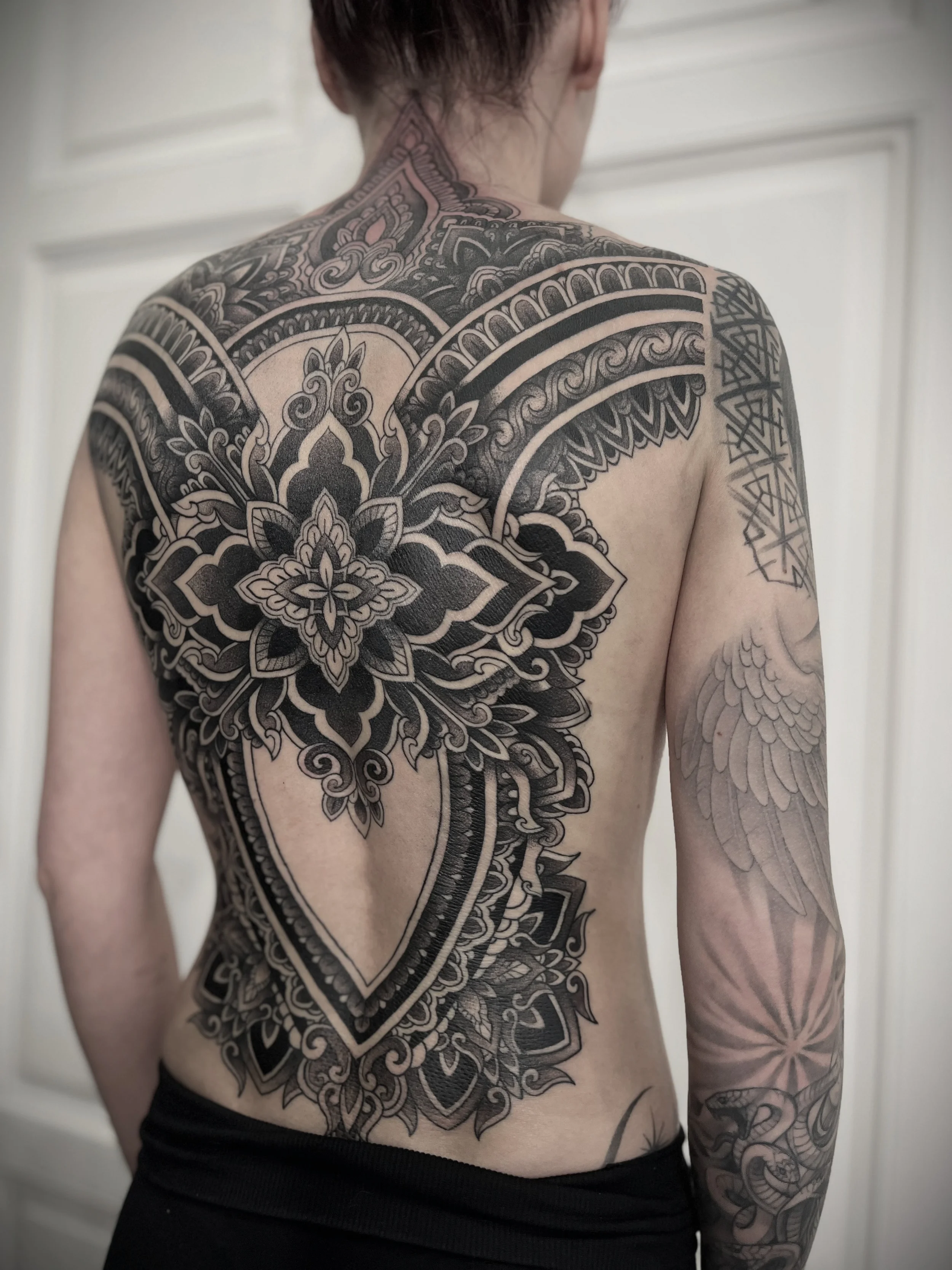 tetovani-na-zada-ornamentalni-zena.webp