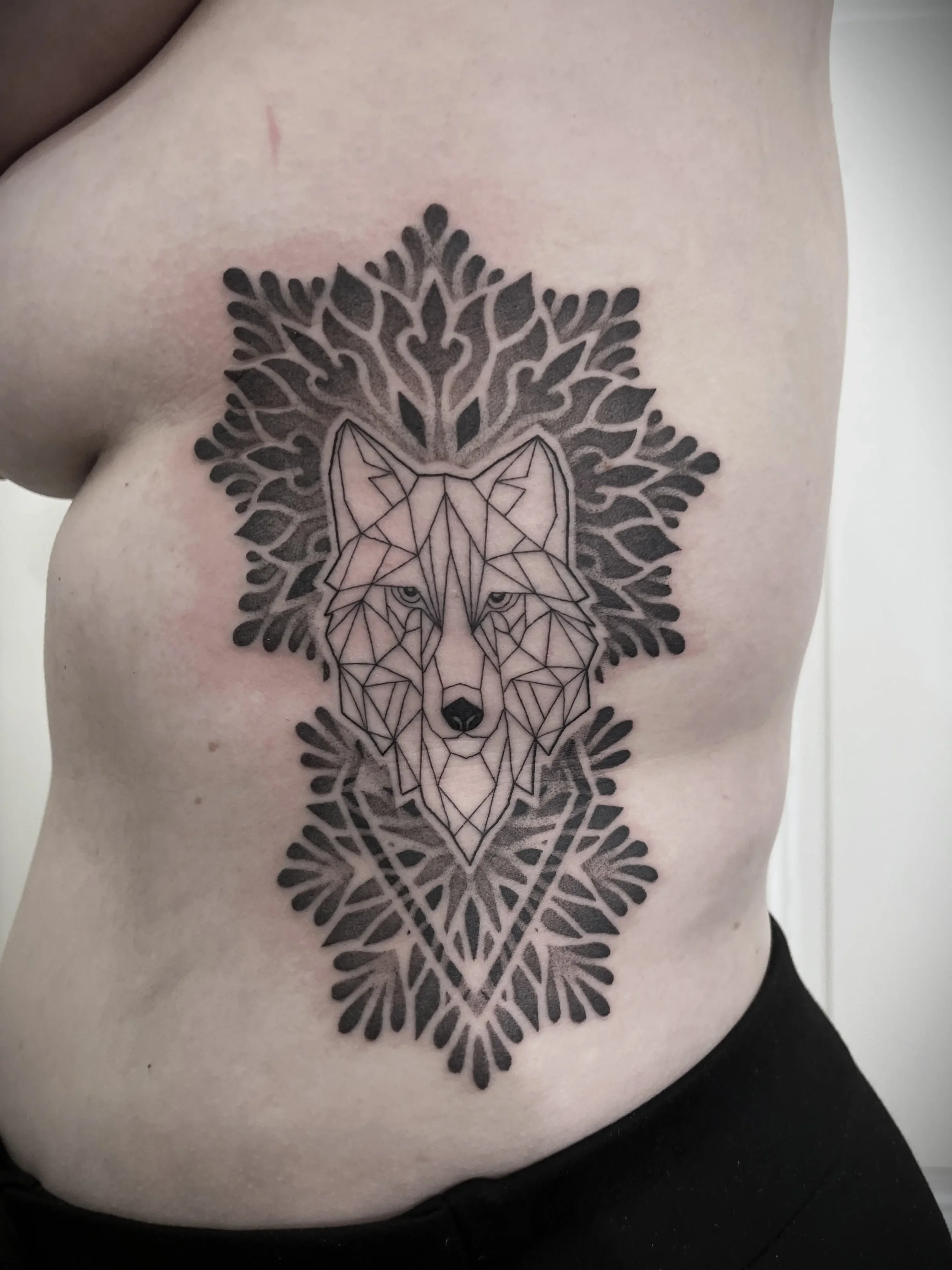 tetovani-mandala-vlk-bok-mandaly.webp