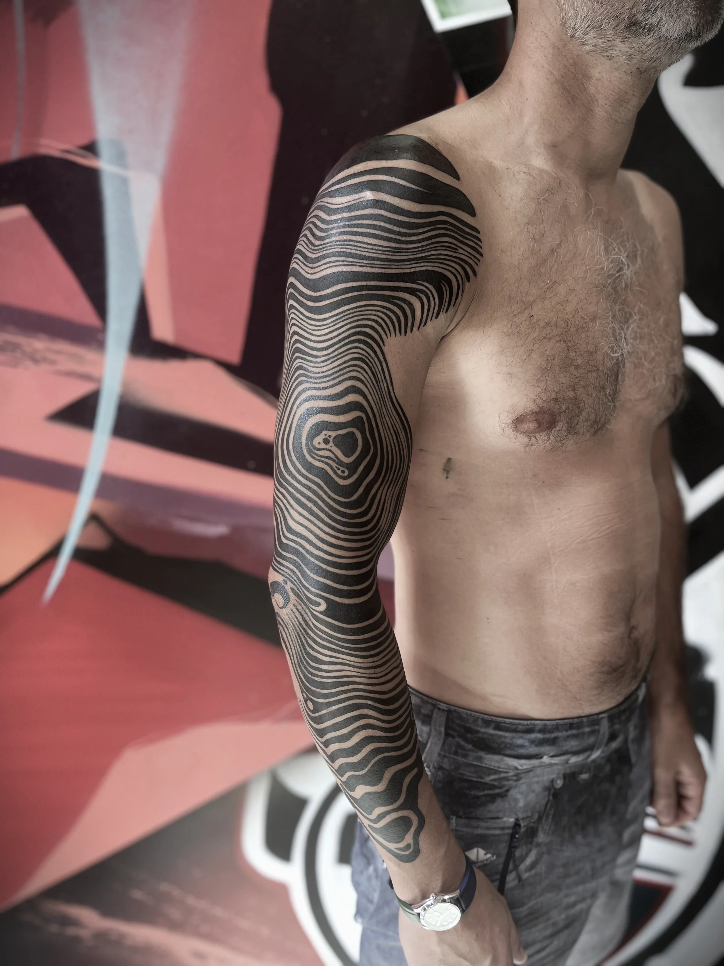 cerne-tetovani-abstrakce-rukav-pruhy.webp