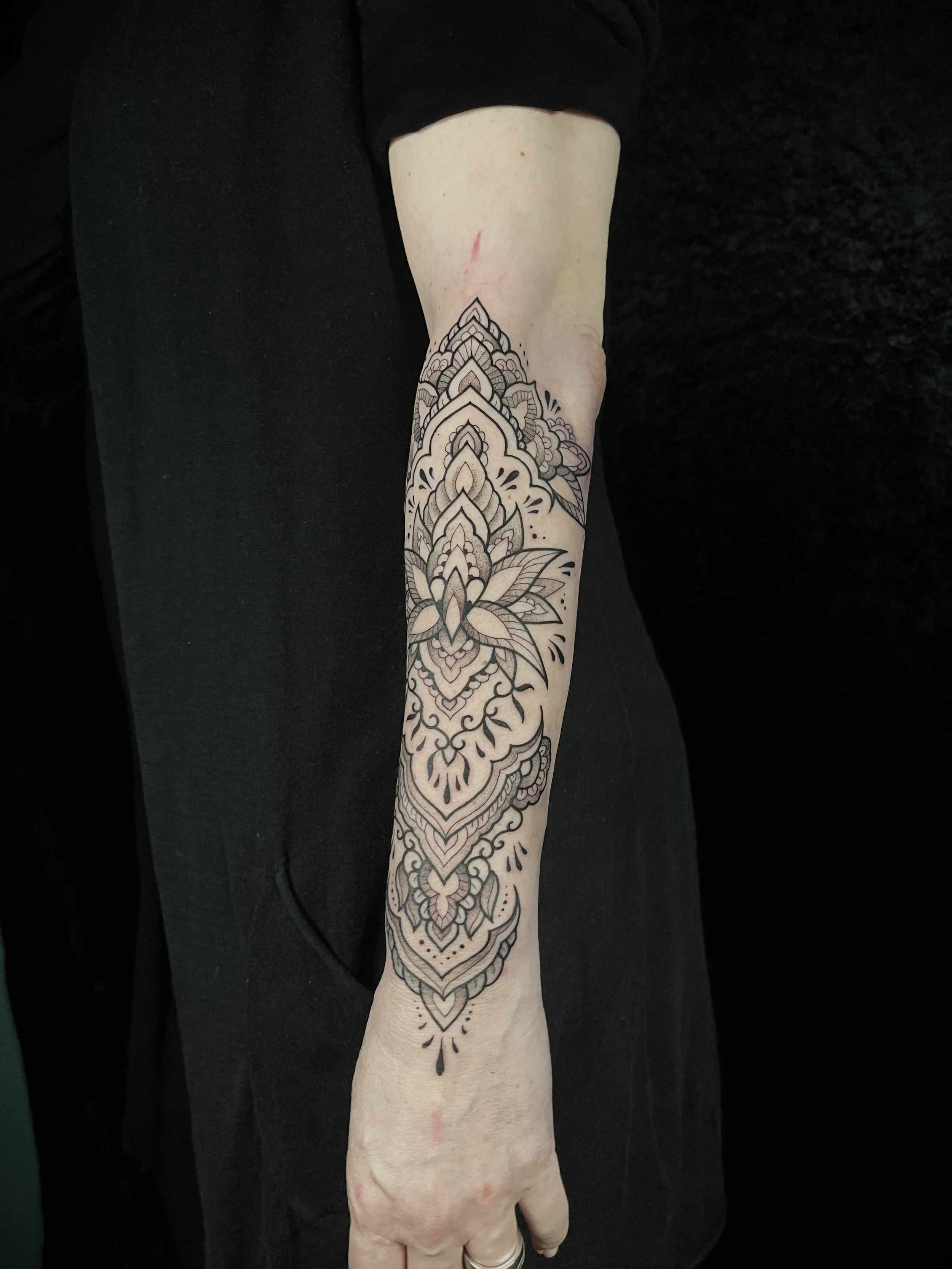 ornamentalni-tetovani-na-predlokti-praha.webp