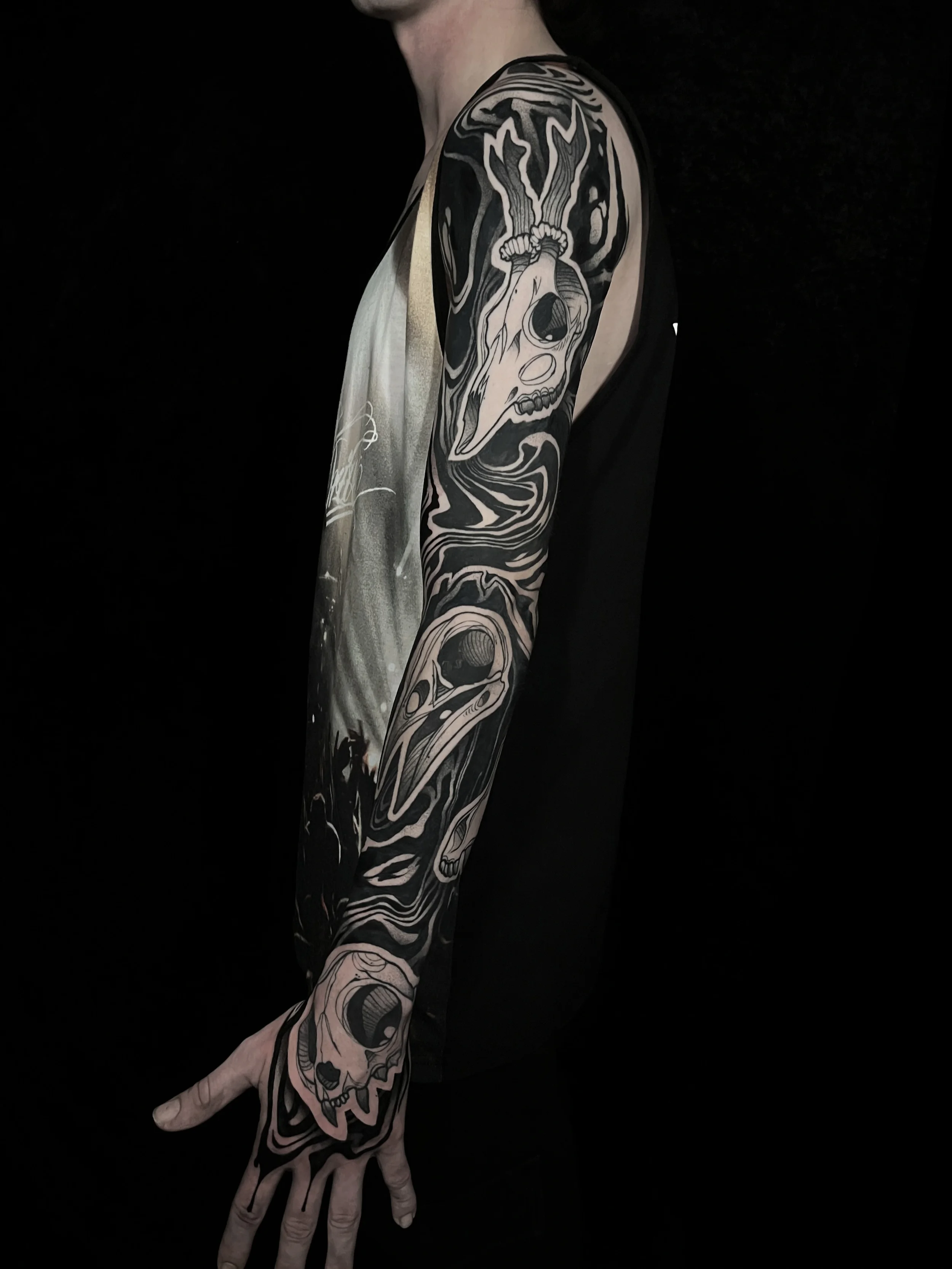 abstraktni-linky-tetovani-rukav-lebky.webp