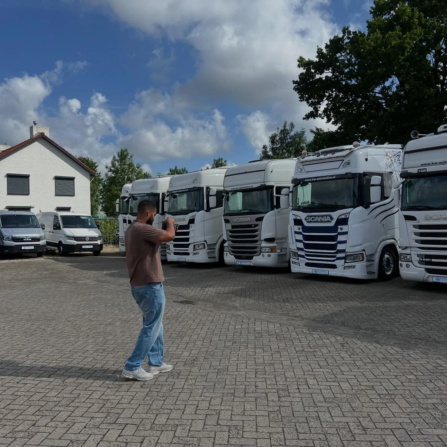 Van shootdag naar resultaat 📸

Swipe om te zien hoe we een van de krachtige Volvo trucks van @kw_automotive op beeld hebben gebracht. 

Wil jij jouw wagenpark ook professioneel in beeld laten brengen? Stuur ons dan een berichtje, of check onze websi