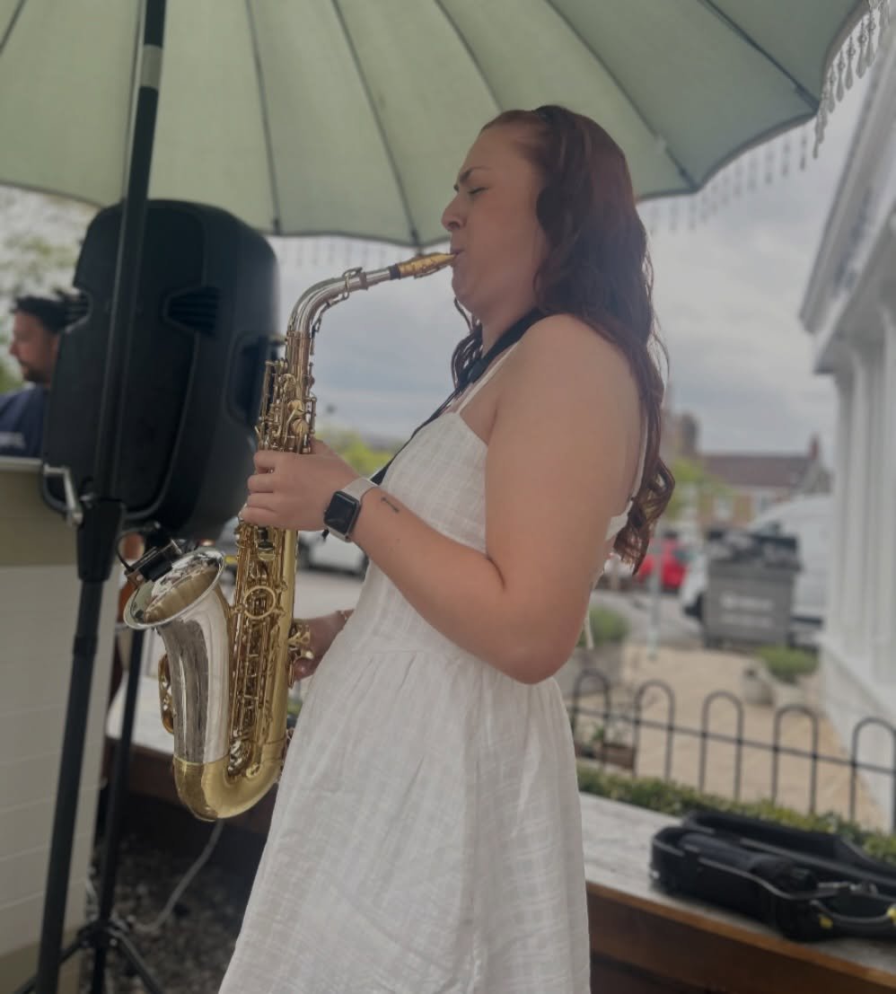 Feeling it 🙌
&bull;
&bull;
&bull;
#summer #sax #saxophone #saxplayer #summervibes chilled drinks beergarden summervibes
