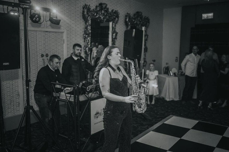 Some great pics from an amazing wedding 🖤🎷🤍
&bull;
&bull;
&bull;
#sax #saxophone #djsax #saxplayer #wedding