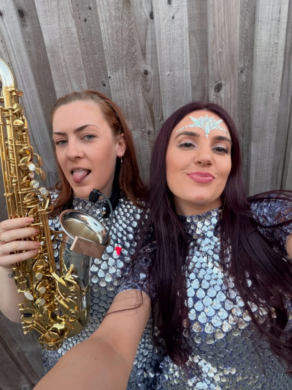 Pre-gig selfie 🙌
&bull;
&bull;
&bull;
@girlsthatmix @miriam_percussion #sax #saxophone #saxplayer #wedding #percussion
