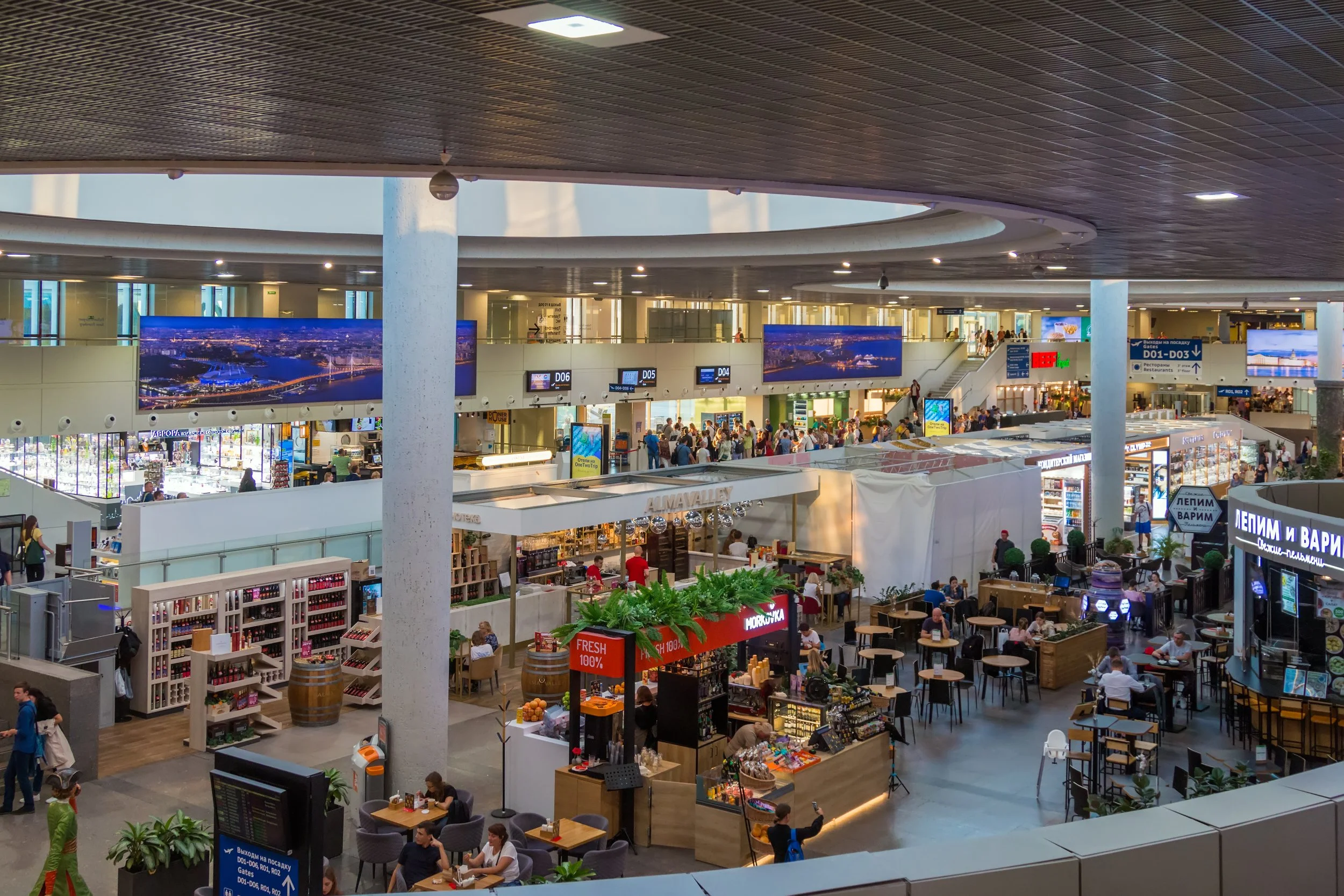 Pulkovo_Airport_Departure_Hall_2022-08-04_2155.jpg