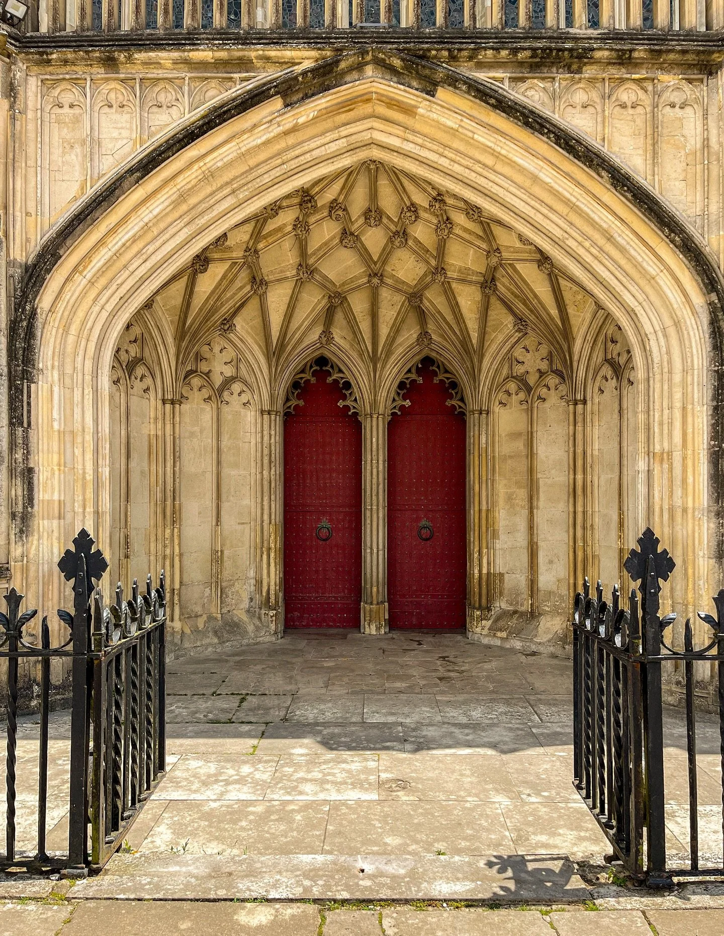 🚪 

#DoorsOfInstagram #Cathedral #ArchitecturePhotography #TheDoor #Winchester #CityBreak