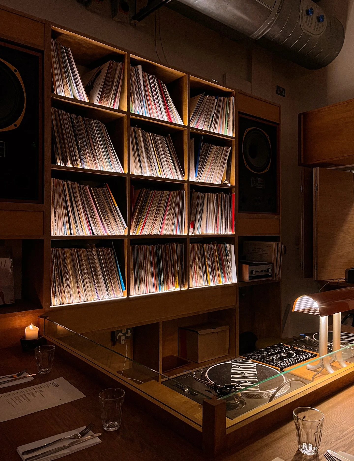 🍷✨🎶

📍 @bambi_e8 

Good wine, good vinyl, good company

#EastLondon #LondonNights #LondonWineBars #MusicAndWine #ThroughMyLens