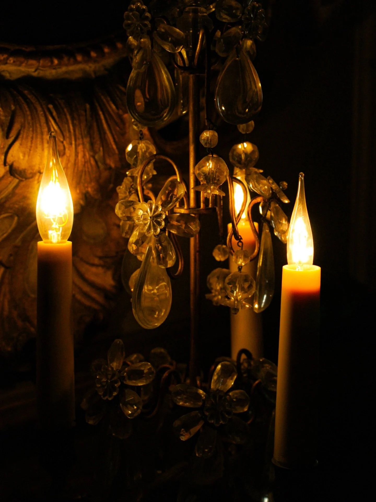 ✨ 🕯️ 

Peace, hope, and a little light 🎄 

#ChristmasMood
#StillLifePhotography #CloseUpMagic
#SonyAlpha #LightAndGlass