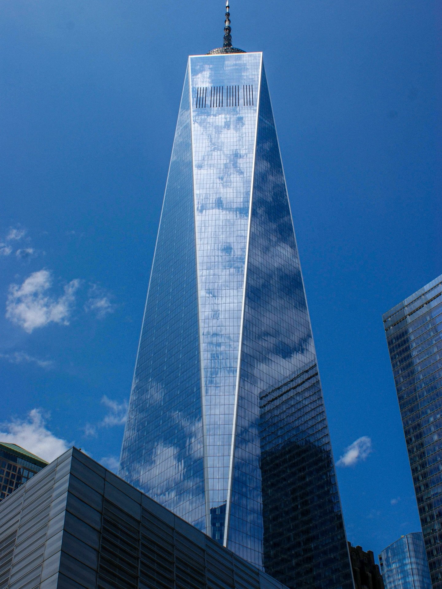 ☁️ 🩵 

Where glass meets sky

📍 @one_wtc 

#NYCArchitecture #ArchitecturalPhotography #UrbanReflections #SonyAlpha #StreetPhotography