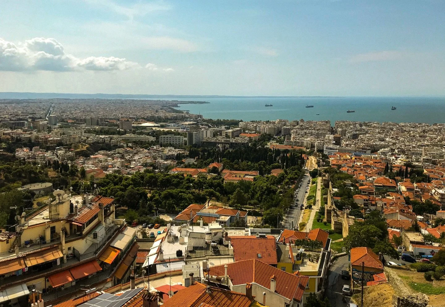 ☀️ 🇬🇷 

Thessaloniki from above; rooftops, old stones, and church domes.

#TravelDiary #WanderAndWonder #HistoricViews #ArchitecturalPhotography #CityPanorama