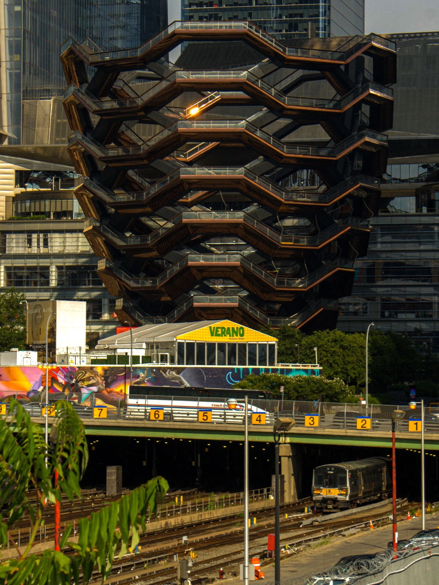 🏙️ 🚊 

#NYC #TheVessel #ArchitecturePhotography #TrainSpotting #MTA