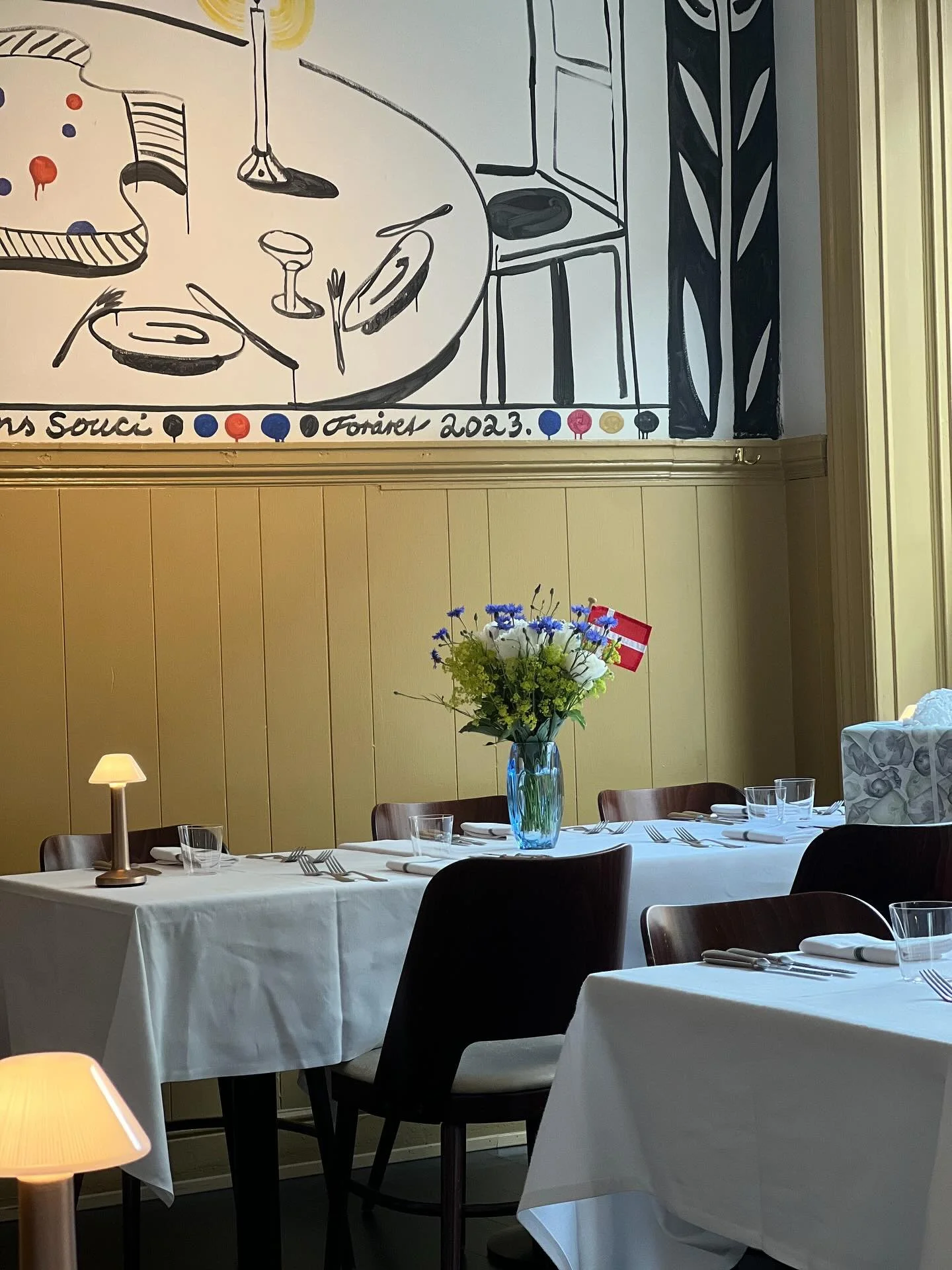 ☀️ Sommerferien er slut &ndash; og vi er klar!

Fra onsdag d. 6. august er vi tilbage, udhvilede og fulde af energi 💪🍴
Vi gl&aelig;der os til at byde jer velkommen igen og fork&aelig;le jer med god mad, hygge og n&aelig;rv&aelig;r.

Book jeres bord