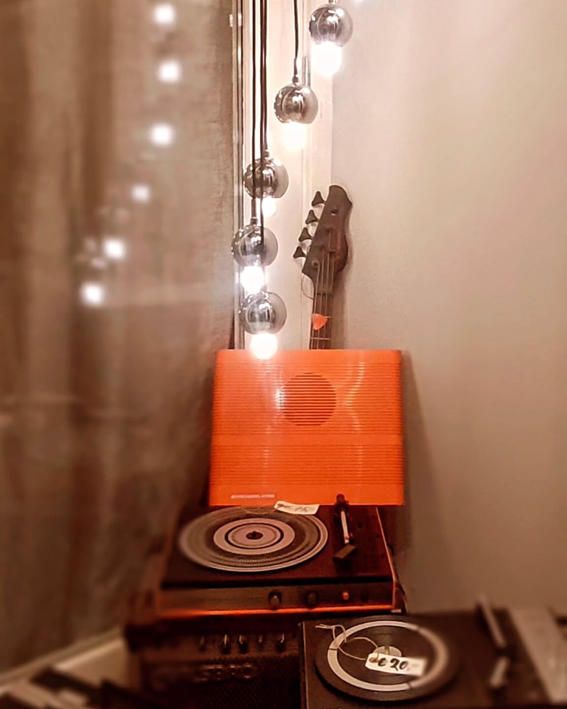 "Nieuwe vibes gespot! Onze etalage staat vol met kleine, unieke items die jouw ruimte die extra touch geven. Verliefd op iets? Laat het ons weten – we bezorgen én installeren met zorg. Let's keep it stylish!"
-
-
#mooiehandel #