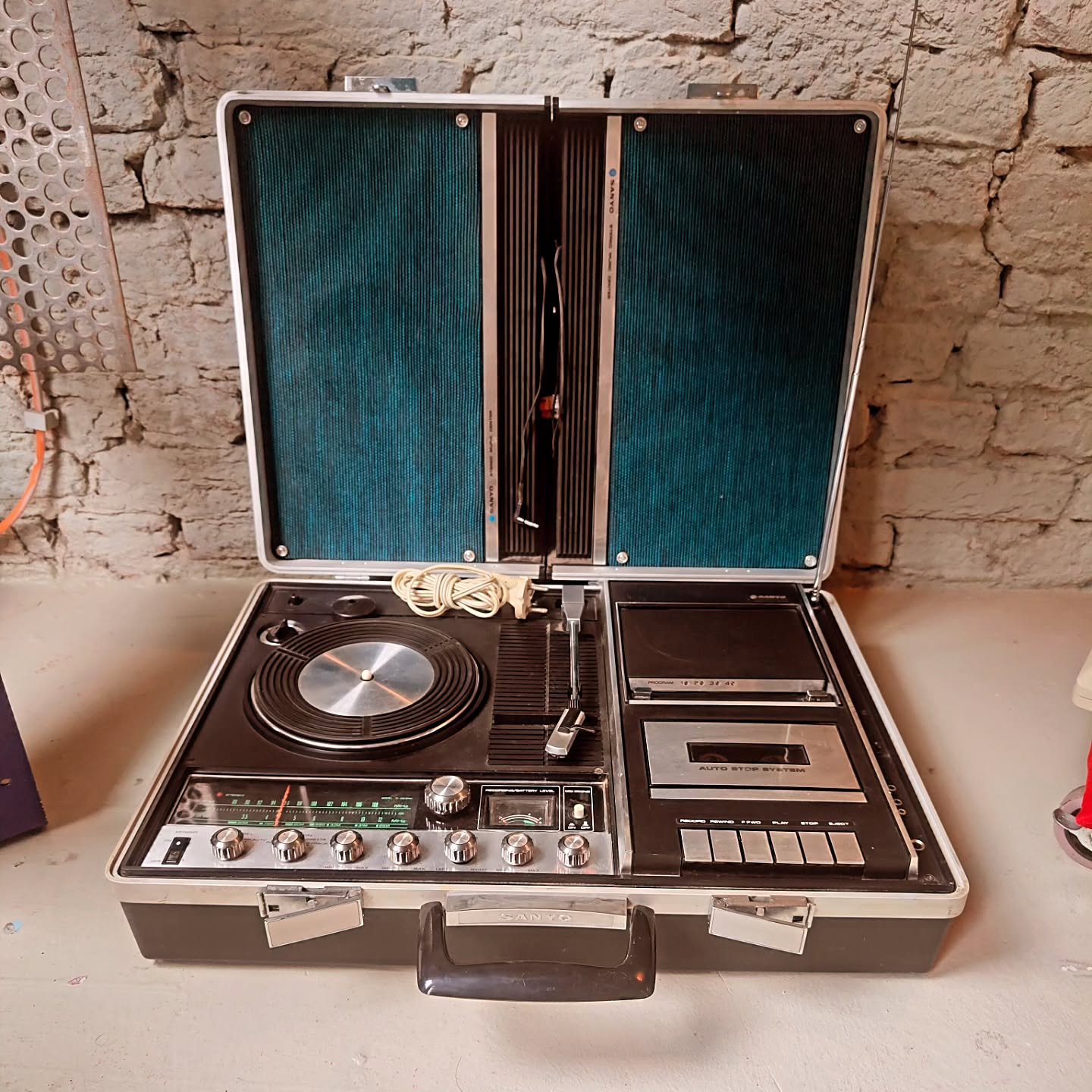 Sanyo vintage koffer stereo | 8-track | platenspeler | retro audio set in goede staat en werkend te koop..,
Voor meer info stuur gerust een berichtje.., prijs is € 275,-
-
-
#mooiehandelstore #mooiehandel #vintage #vintagedesign #audio #music