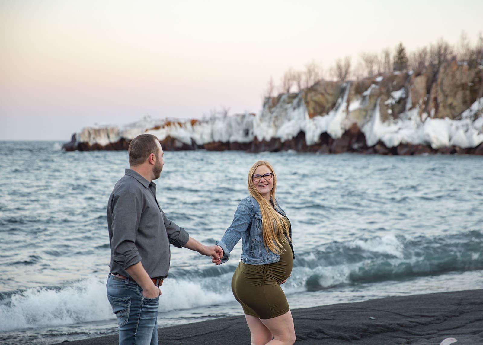 black_beach_mn_maternity_photoshoot25.jpg