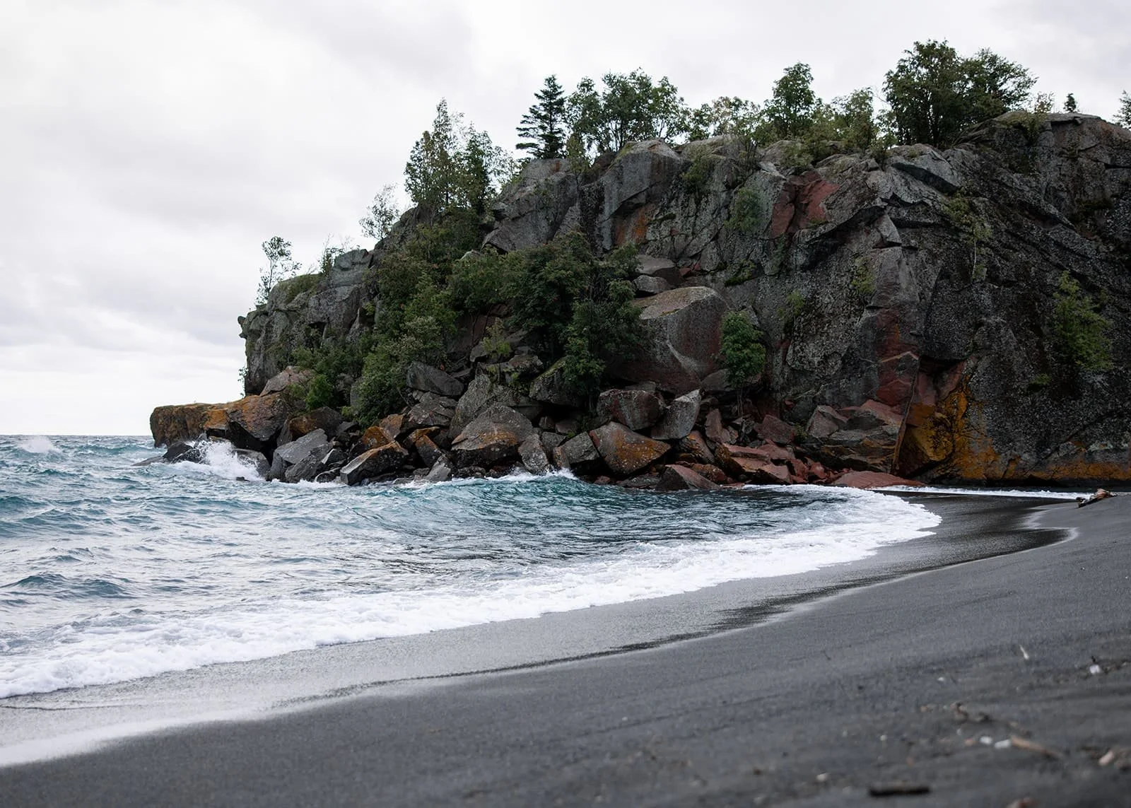 black_beach_mn_engagement_session2.jpg