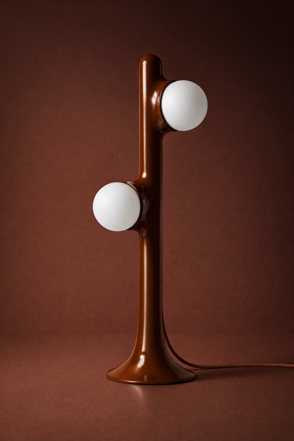 PRICKLY-PEAR-LAMPE-DE-CHEVET-LAQUE-MARRON-MICKAEL-KOSKA 01.PNG