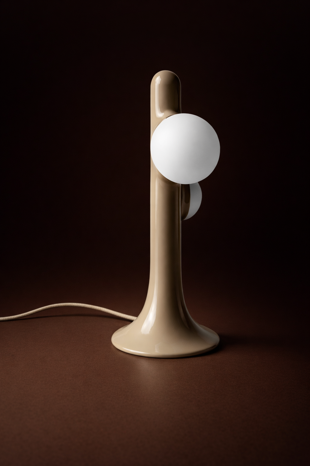 PRICKLY-PEAR- LAQUE-BEIGE-MICKAEL-KOSKA-FOND-MARRON.png