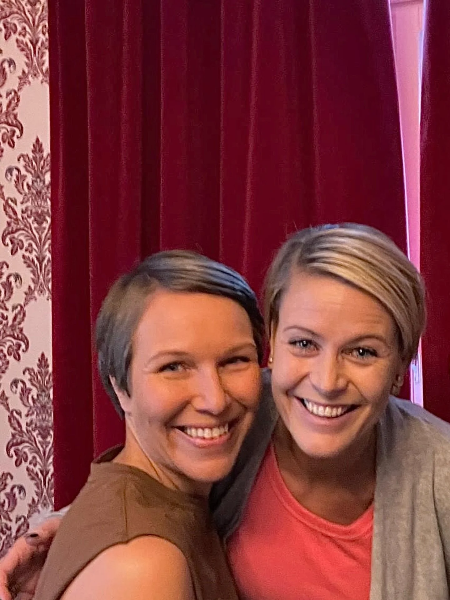 Jotakuinkin vuosi sitten Umenen tarinaa aloitettiin kirjoittamaan ja toteuttamaan. 
Ehk&auml; voit aistia kuvassa alkuinnostuksen ja mieliss&auml; suhisevat miljoonaa ideaa. 
Impivaaran yl&auml;kerrassa oli t&auml;ll&ouml;in viel&auml; aivan eri tunn