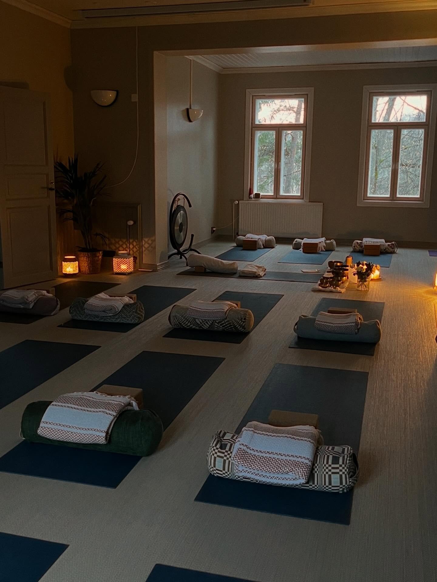 Valoa kohti. Tervetuloa tasapainoinen uusi vuosi 2026. 

Nyt on t&auml;ydellinen hetki k&auml;yd&auml; varaamassa paikka joko kurssikokonaisuuteen, yksitt&auml;isiin arki-iltojen harjoituksiin tai hyvinvointitapahtumiin. 

Parhaiten l&ouml;yd&auml;t 