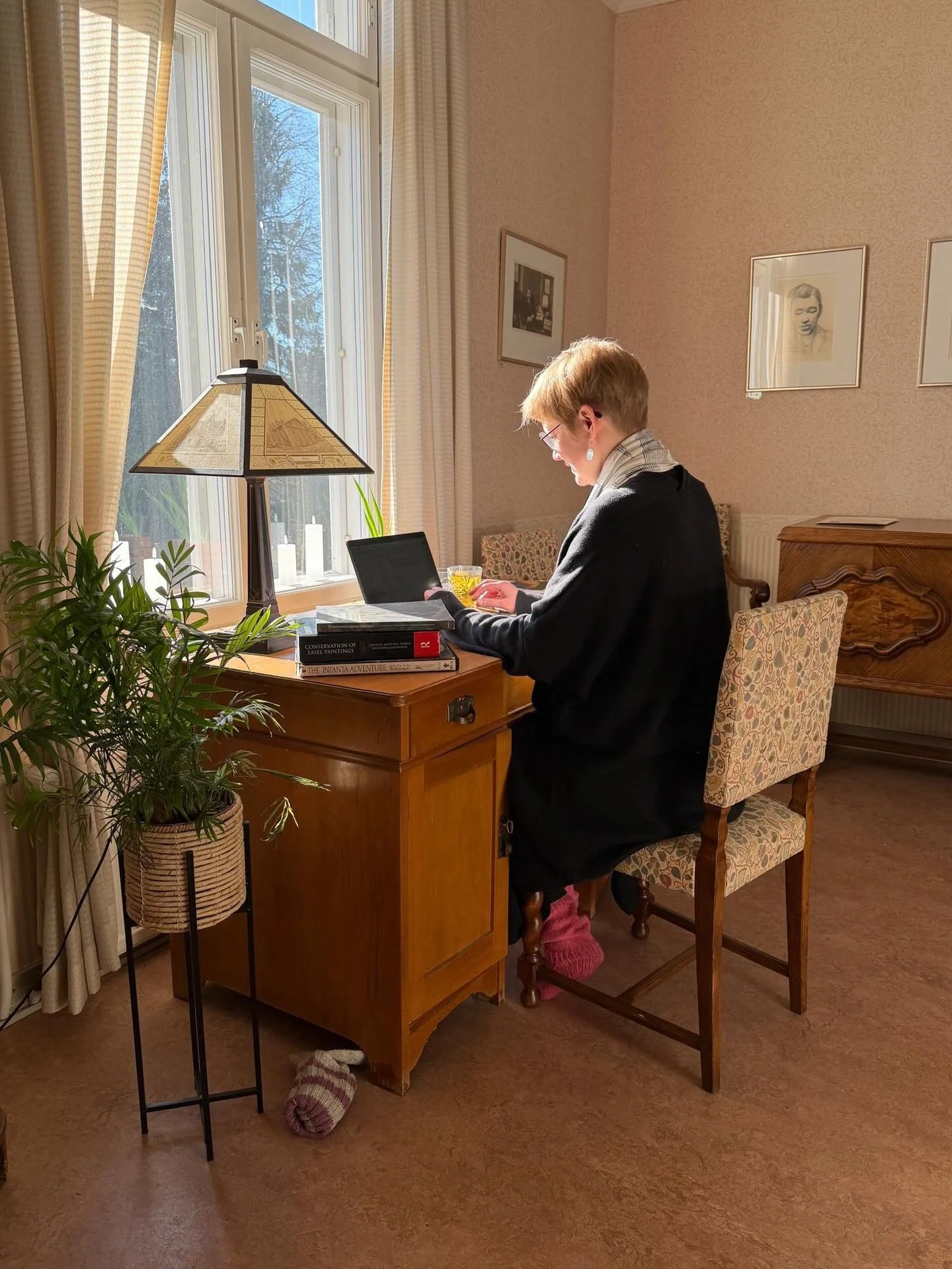 Huhtikuun alusta vapautuu Krapin Umen syd&auml;mest&auml; ainutlaatuinen ty&ouml;tila; vanha ty&ouml;huone, jossa my&ouml;s Eino Leino on aikanaan kirjoittanut teoksiaan. 

T&auml;&auml;ll&auml; aika tuntuu kerrostuvan lempe&auml;sti ja sein&auml;t k