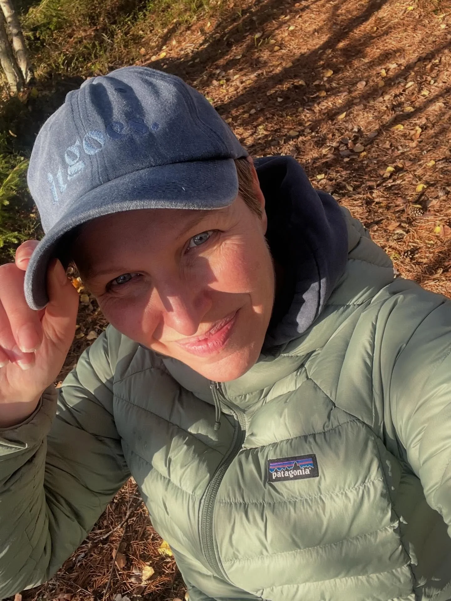 Kev&auml;t ilman ylikierroksia

Kuvittele hetki, jossa sinun ei tarvitse yritt&auml;&auml; rauhoittua. Aluksi keho voi olla levoton. Ajatukset py&ouml;riv&auml;t, hengitys on pinnallista. 

Sitten jotain muuttuu. Hengitys syvenee itsest&auml;&auml;n.