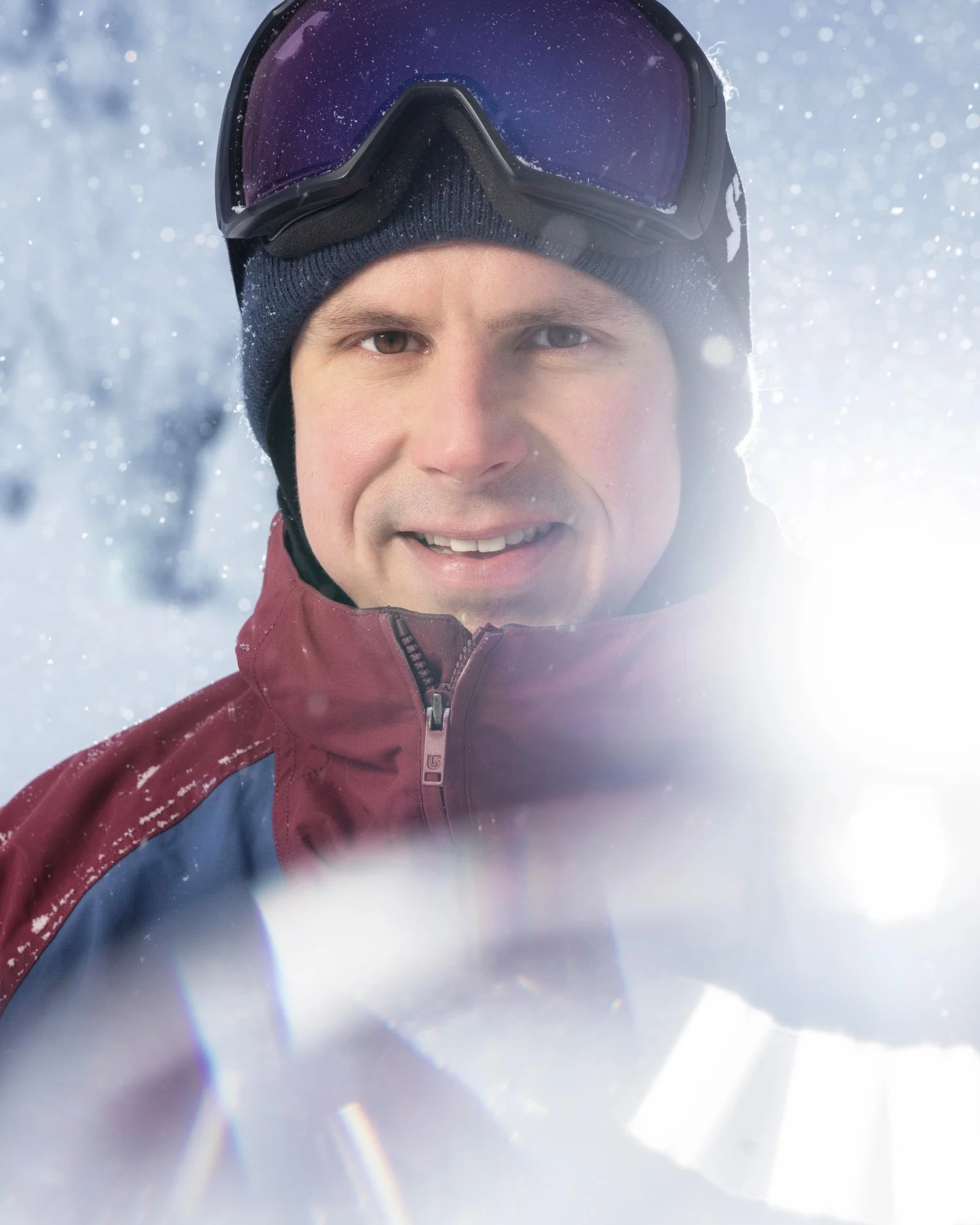 Lumilautailun paraolympiavoittaja Matti Suur-Hamari pipossa ja laskettelulaseissa lumisateisessa metsässä.