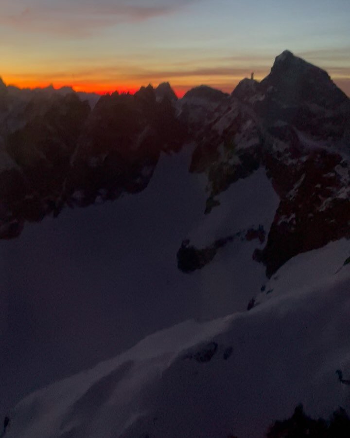 Capodanno di volontariato in volo sulle Alpi svizzere #soccorsoalpinosvizzero #rega6 #grazie