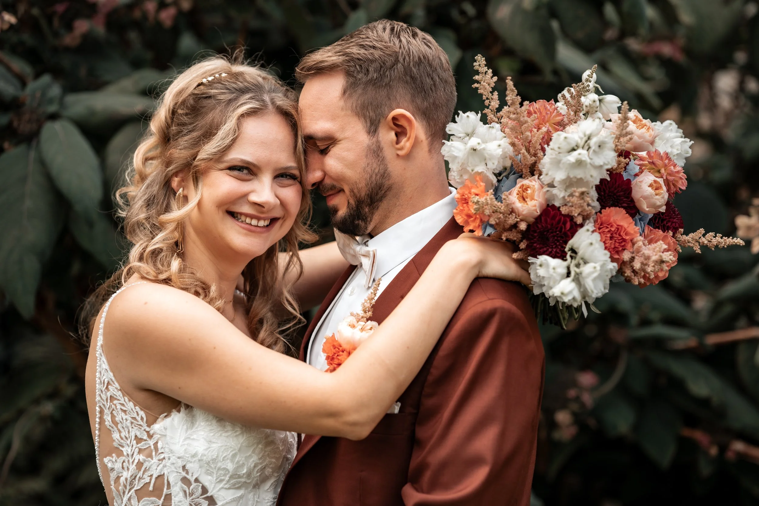 Shooting in einer Allee Braut & Bräutigam 