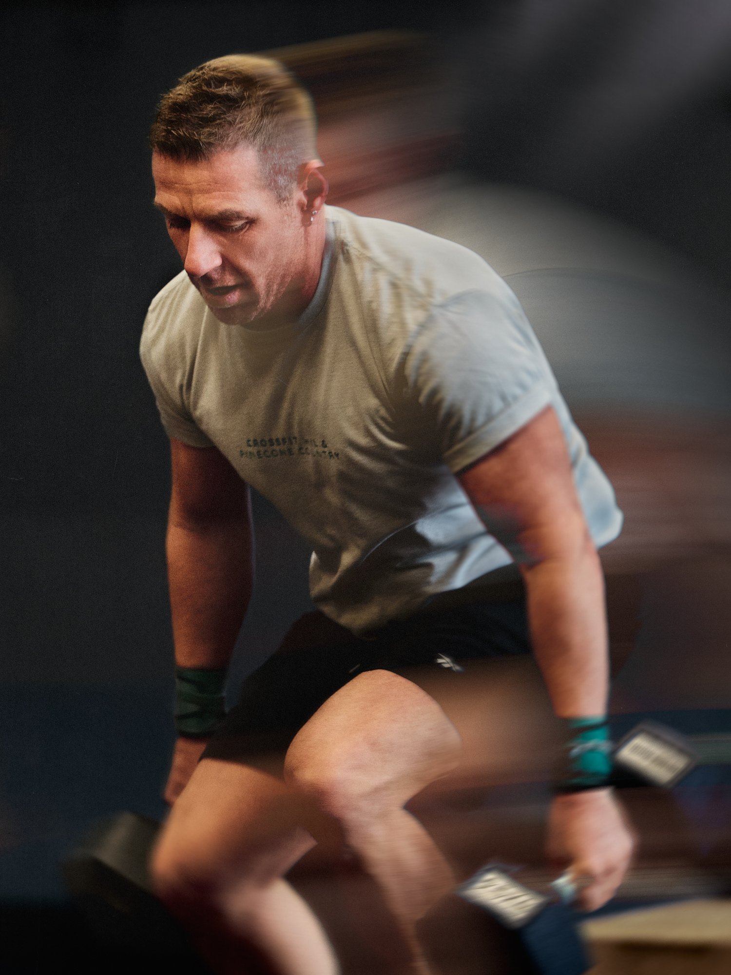Fotograf & Videograf Wil SG | Businessfotografie Ostschweiz Daniel Dorrer Junger Mann in grauem T-Shirt bei einem Workout, vermutlich im Fitnessstudio