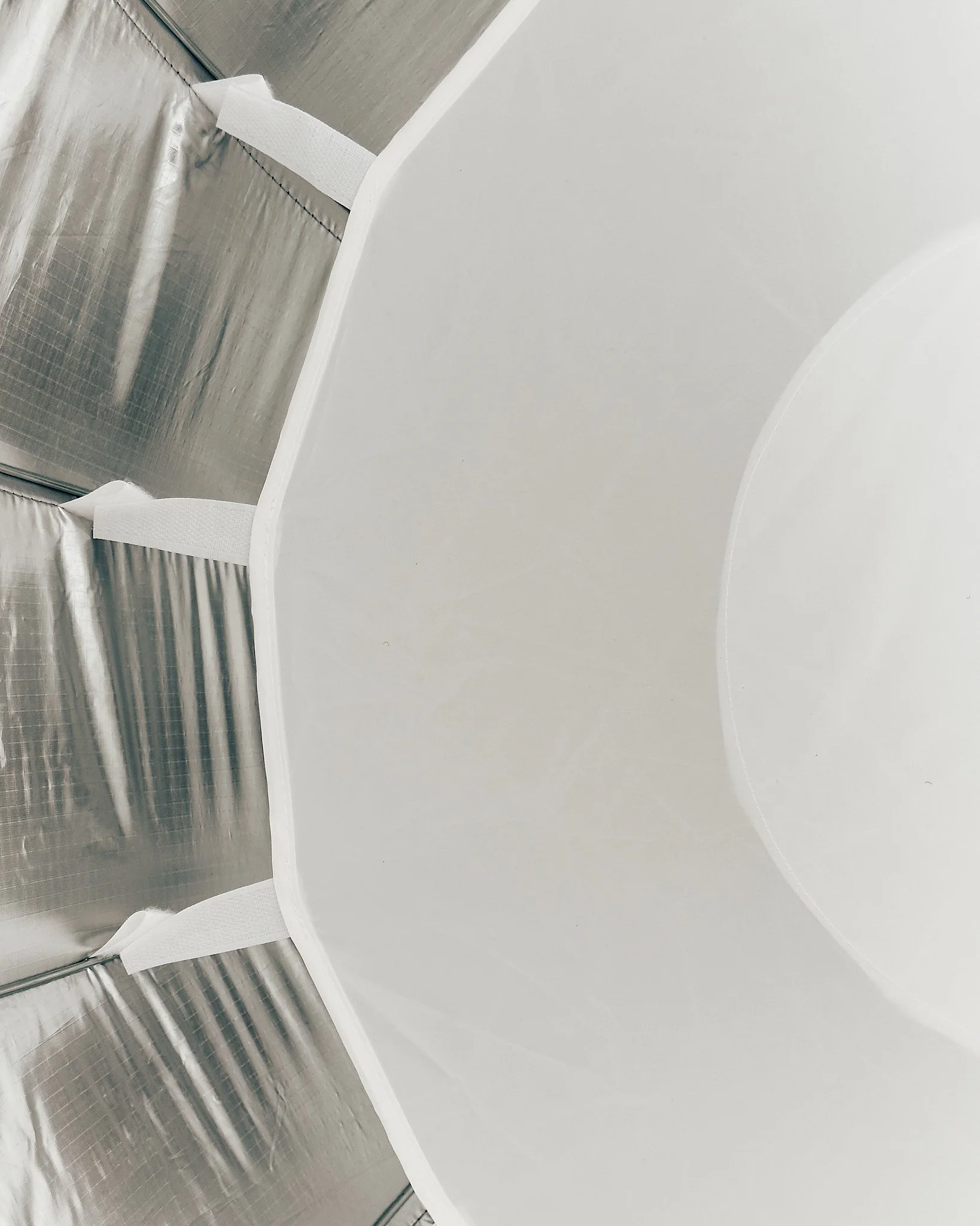 Nahaufnahme einer weißen Papptasse auf einem weißen Hintergrund.