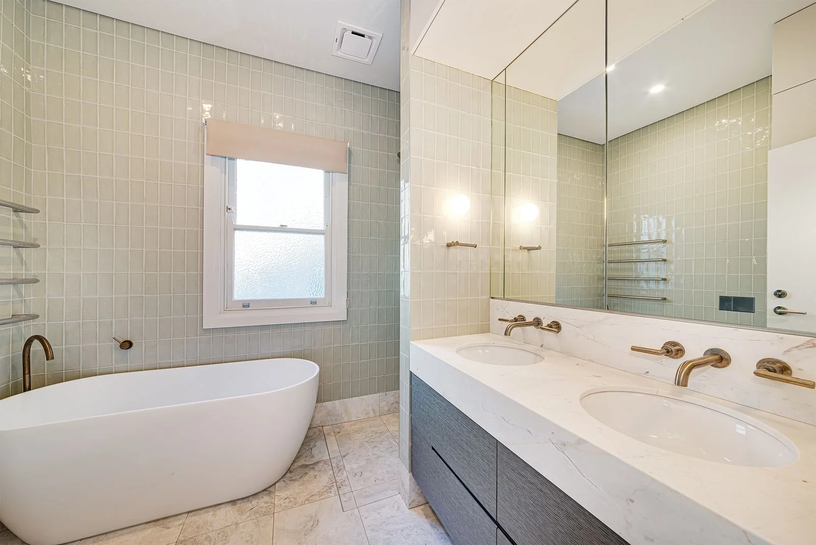 239 Glenmore Rd Apartment bth.jpg