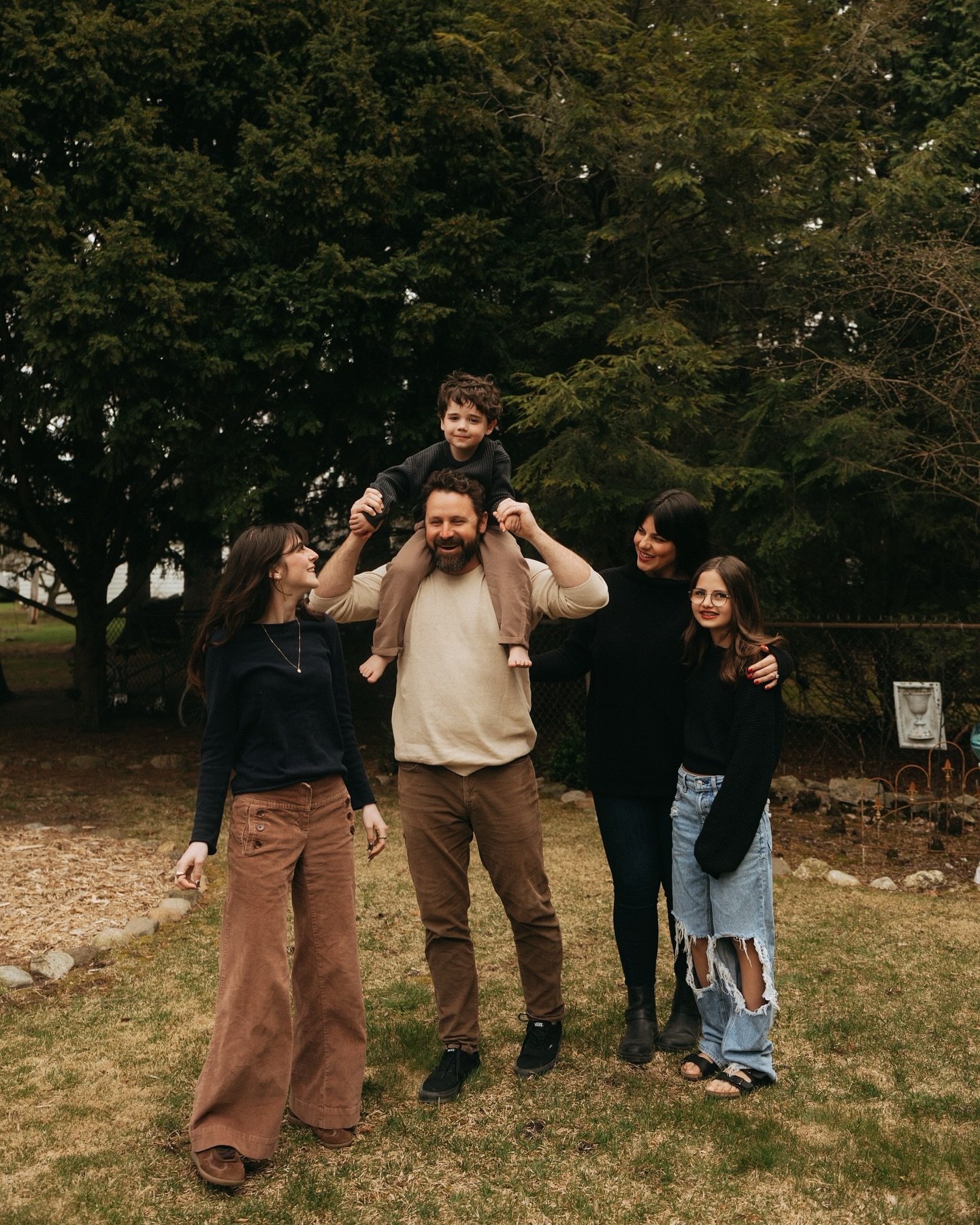 A little reminder to book the session where you, your family, your siblings, their family, and your mama all show up to be photographed together ❤️

#michiganphotographer #michigandocumentaryphotographer #michiganfamilyphotographer #michiganfamilypho