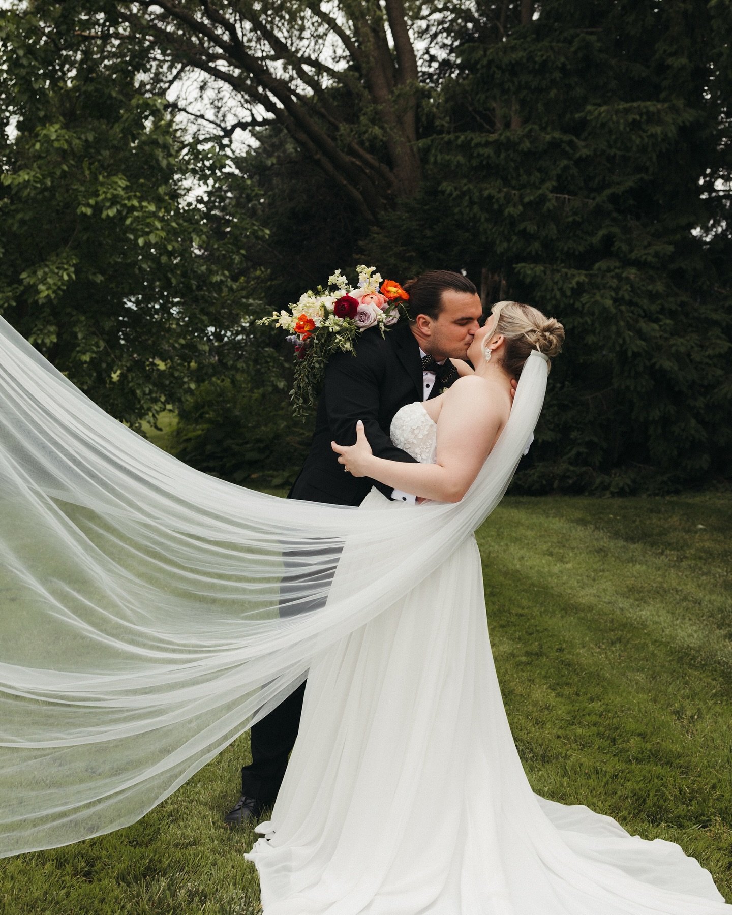 a little look into the day that devin + travis said their I do&rsquo;s 🤍✨💌💋 

#detroitwedding #detroitweddingphotographer #detroitweddings #detroitweddingvenue #michiganwedding #michiganweddingphotographer #michiganweddings #michiganweddingphotogr