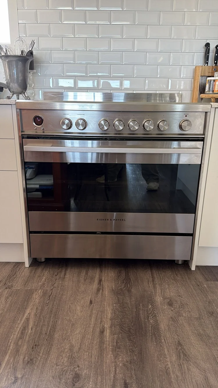 Fisher and Paykel stove, oven and extractor fan at The Black Barn