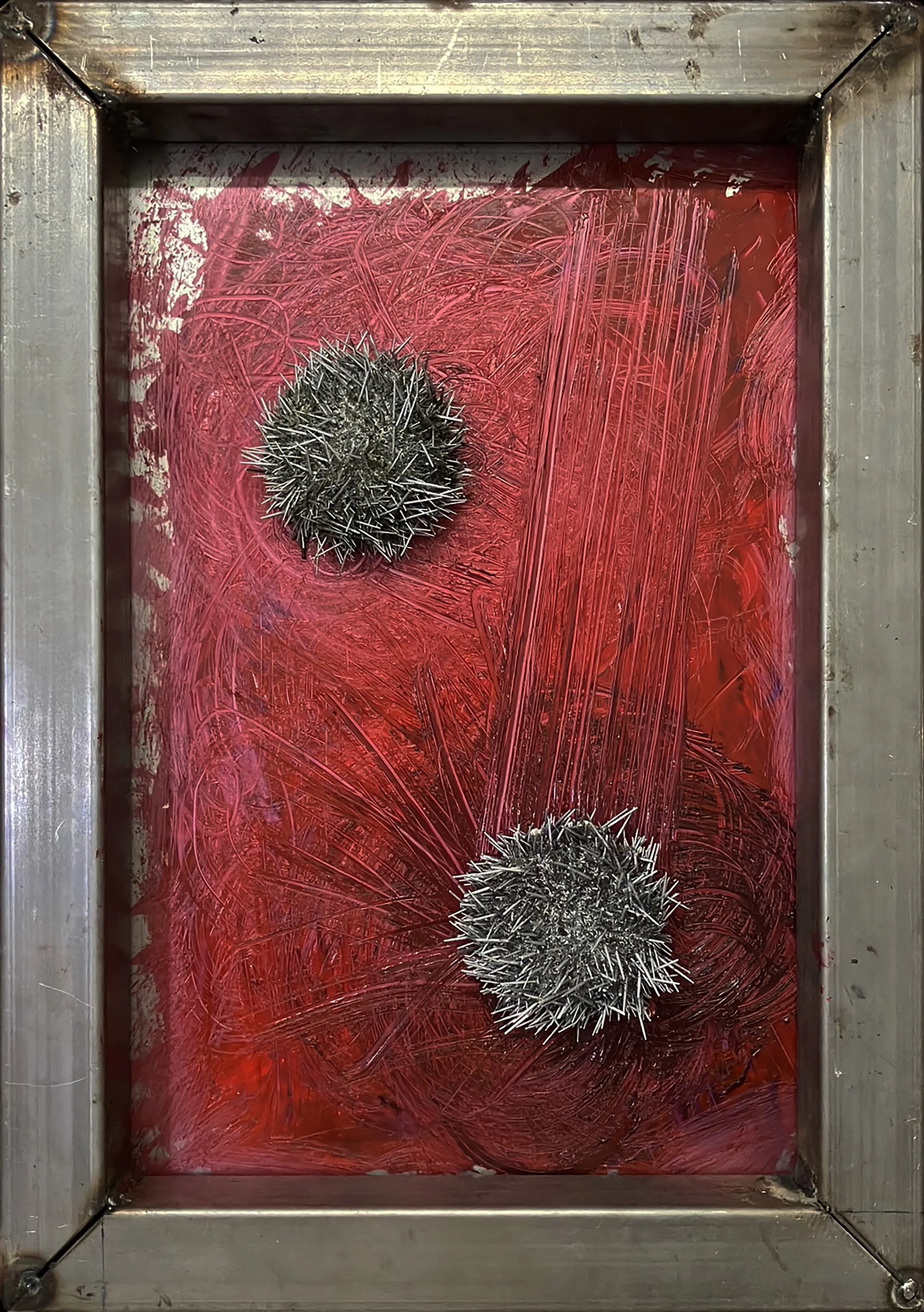 20. El mur i les mines.
34,5 x 49 cm.
Tècnica mixta. Planxa de ferro i eriçons de mar pigmentats.