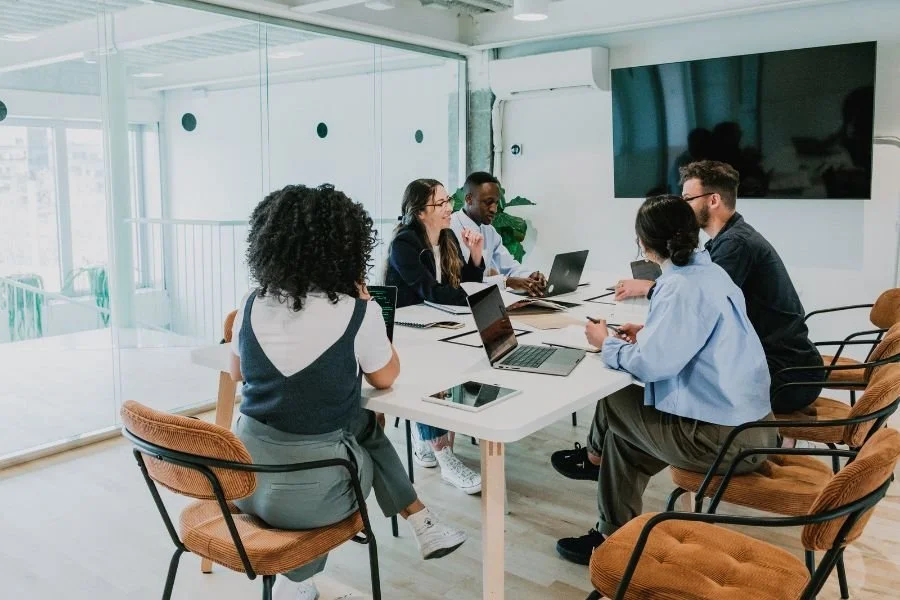 Hiring a Full-Time Instructional Designer vs. Bringing One in On-Demand: What’s the Difference?