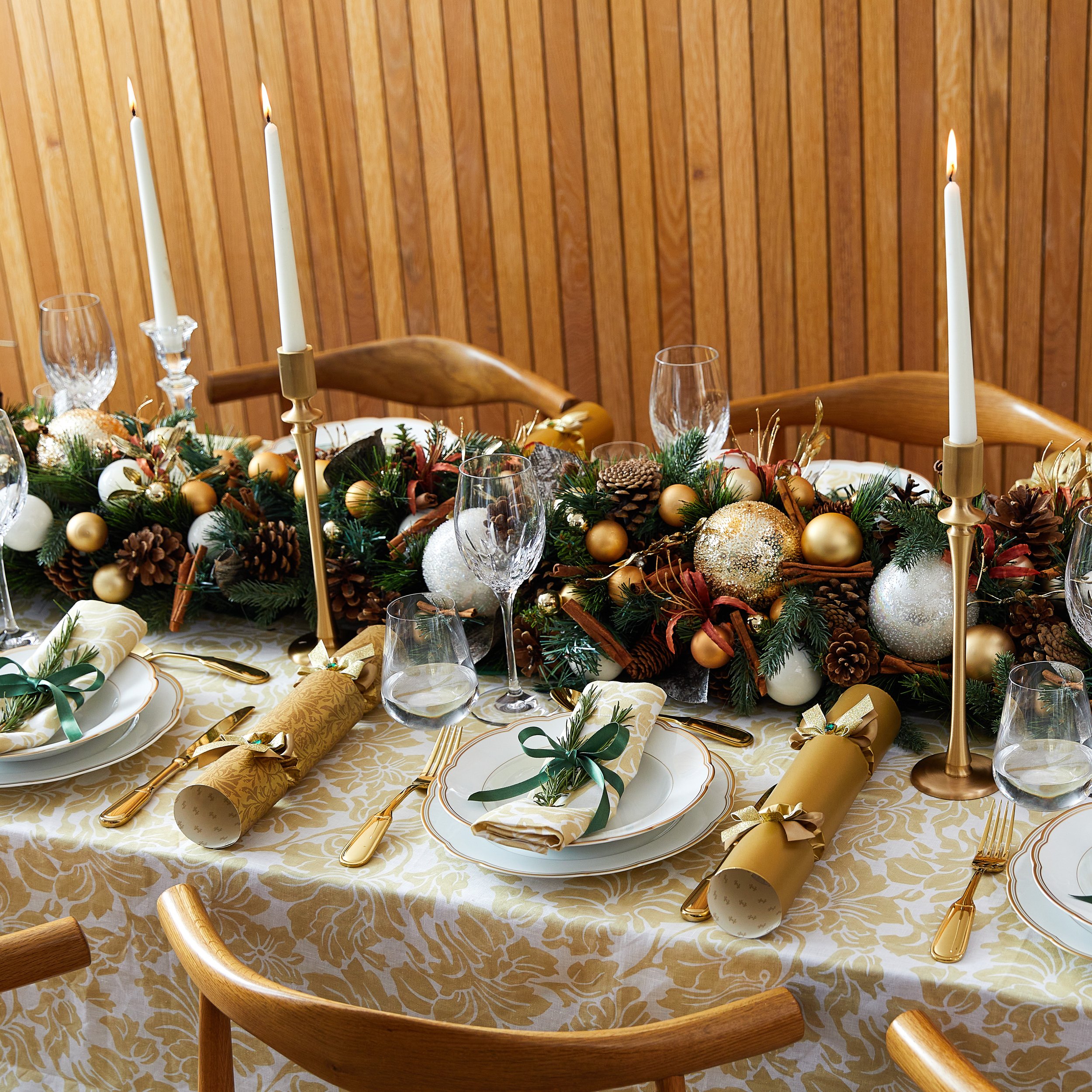 HOME_ENTERTAINING_2023_10_18_HS_CHRISTMAS_HERO_MAIN_SQUARE_Retouched.jpg