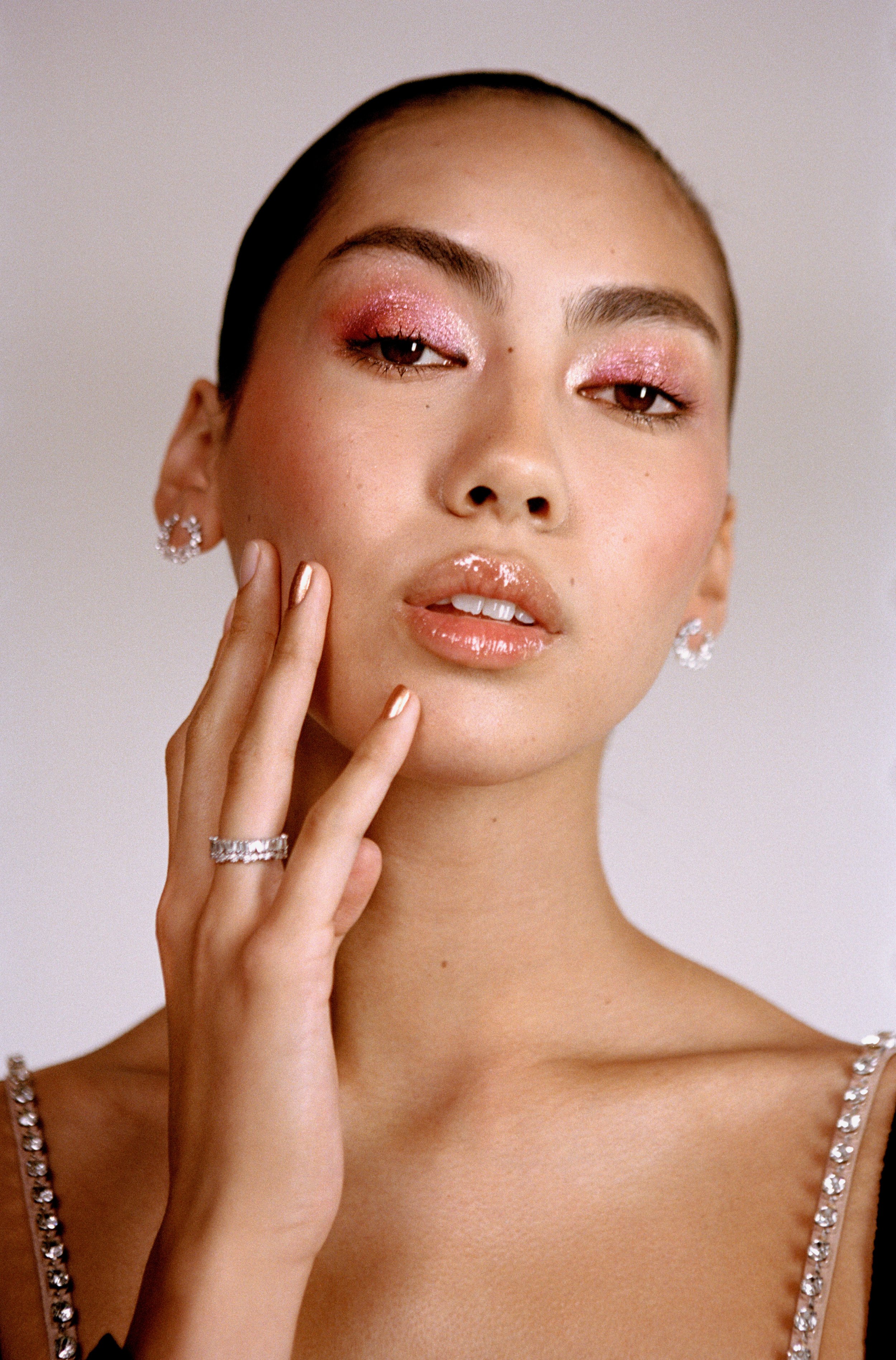 Each look was styled with statement jewelry, vibrant fashion pieces, and bold accessories to create striking compositions. This thoughtful combination of beauty, jewelry, and fashion celebrated creativity and self-expression, delivering an editorial