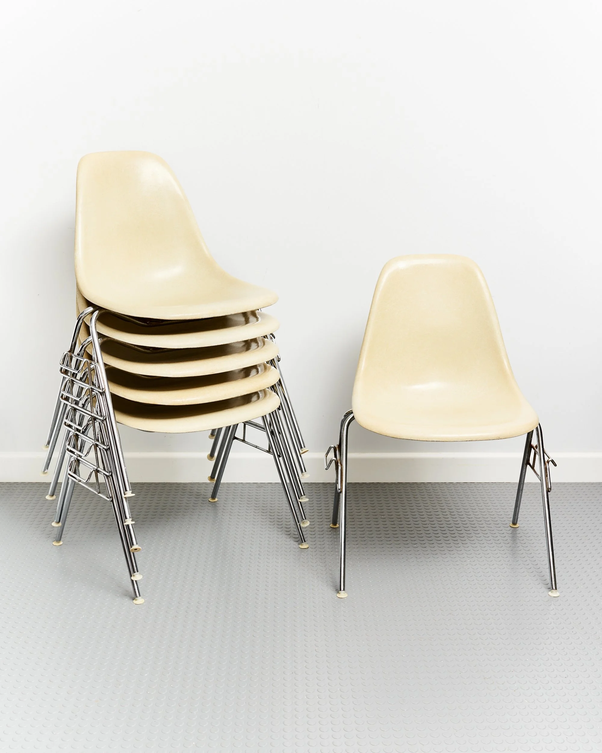 charles.ray.eames.fibreglass.dss.chairs.herman.miller.1960.jpg