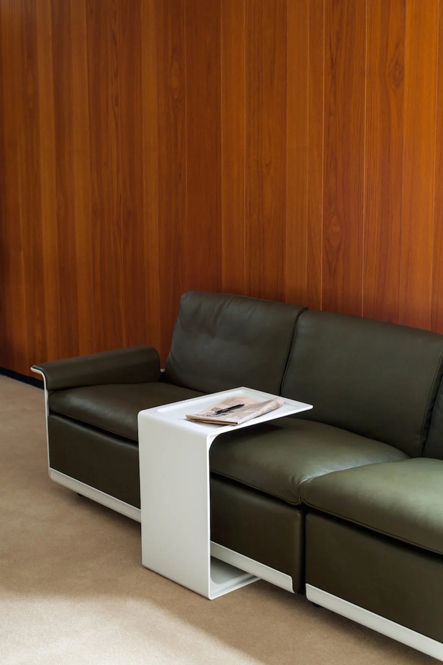 Vitsoe_Sidetable_03-1440x2160.webp