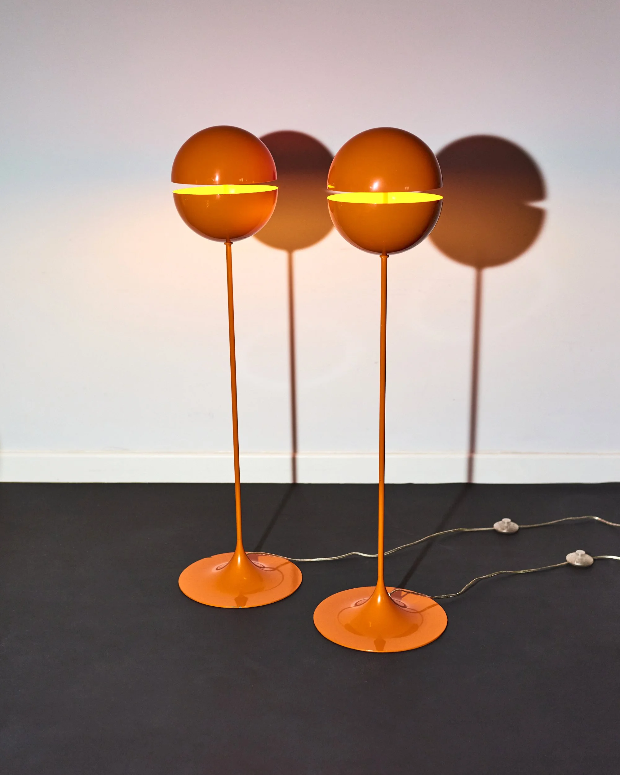 orange.sphere.floor.lamp.andrea.modica.lumess.1980 5.jpg