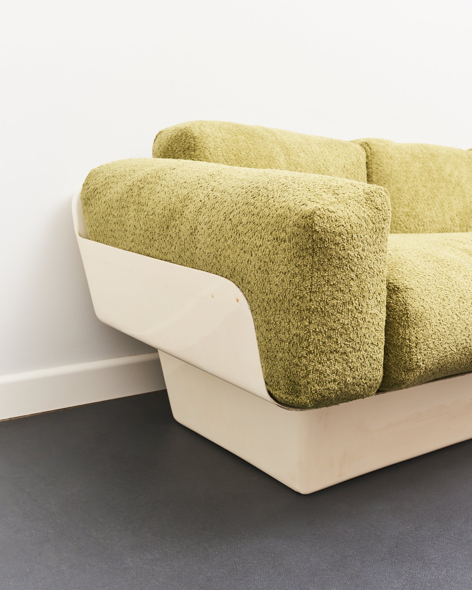 eero.aarnio.asko.glassfibre.sofa.space.age.1970.4.jpg
