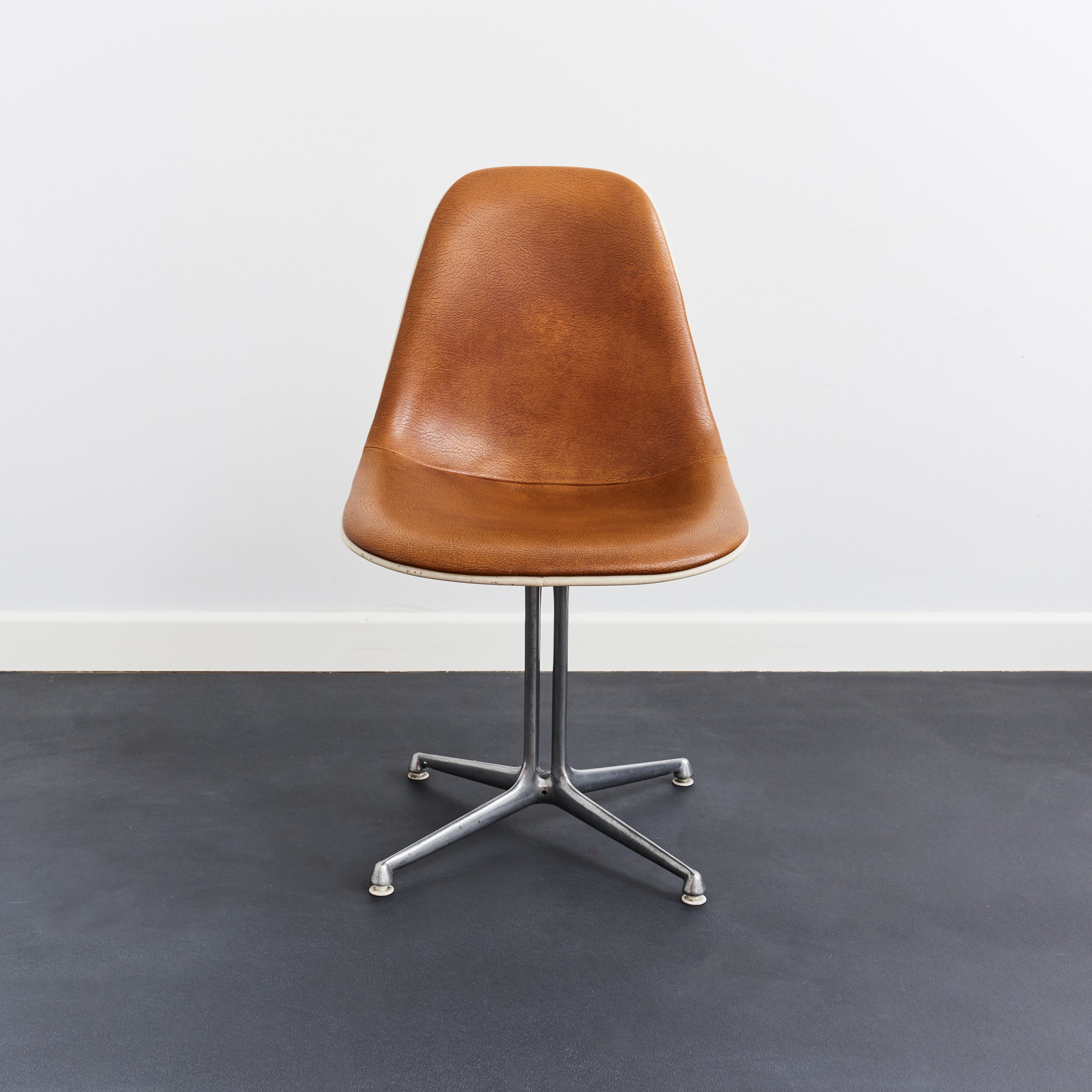 charles.ray.eames.la.fonda.side.chair.model.1700-1.leather.glassfibre.herman.miller 4.jpg