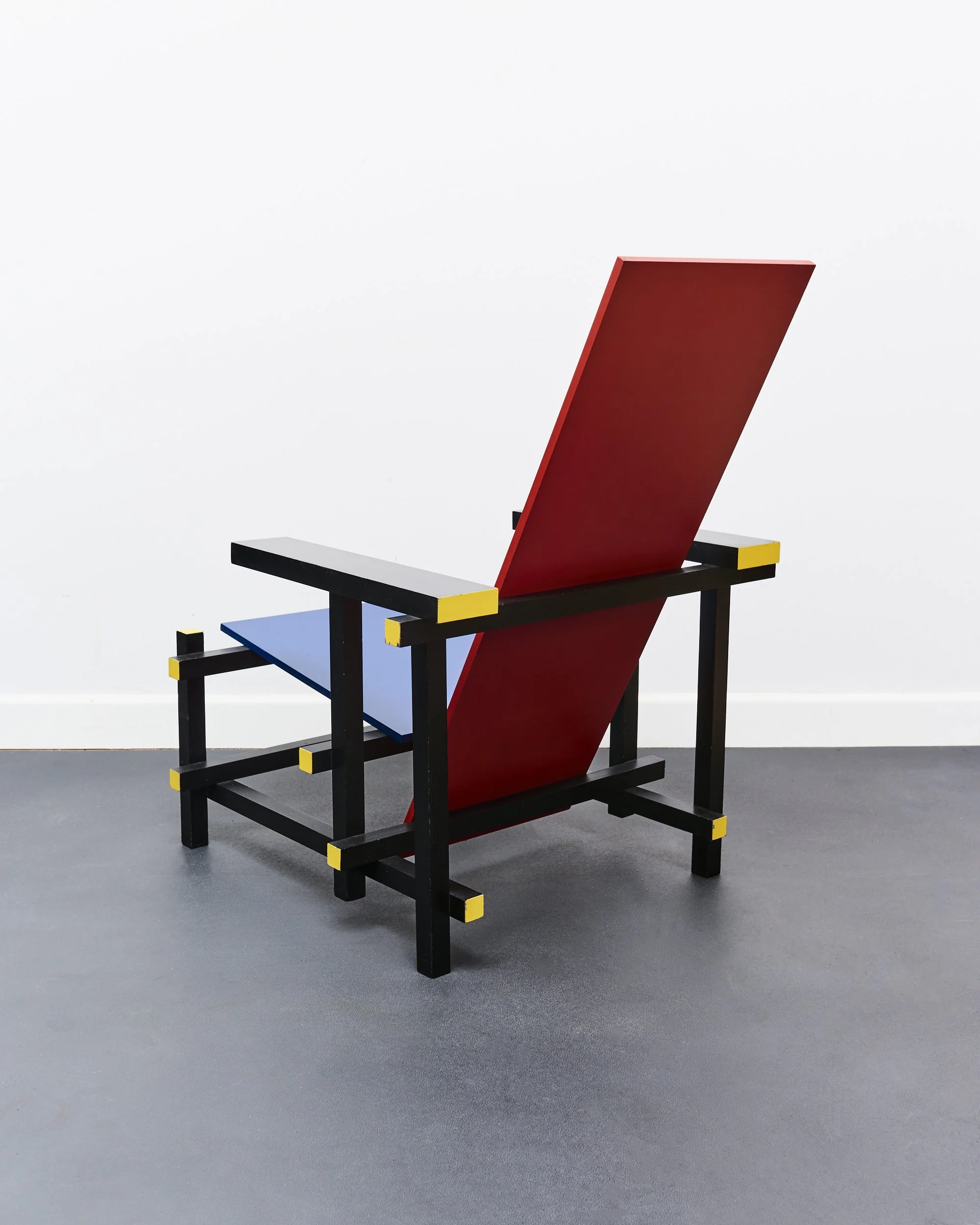 red.blue.chair.gerrit.rietveld.de.stijl.dutch.groenekan.1918 6.jpg